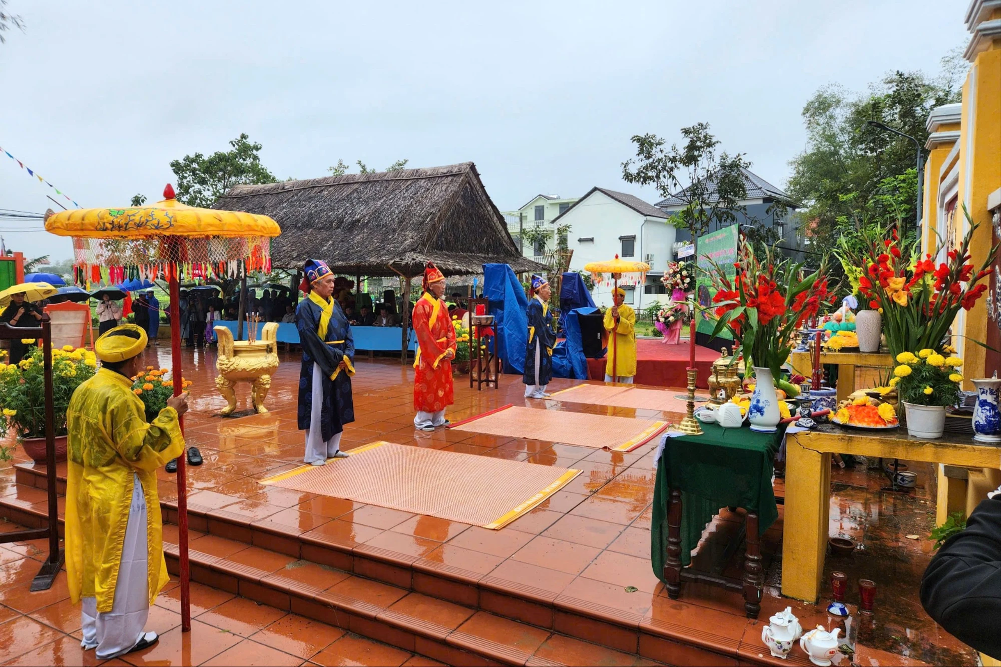 khach-tay-doi-mua-tham-du-le-hoi-cau-bong-o-hoi-an-5.jpg