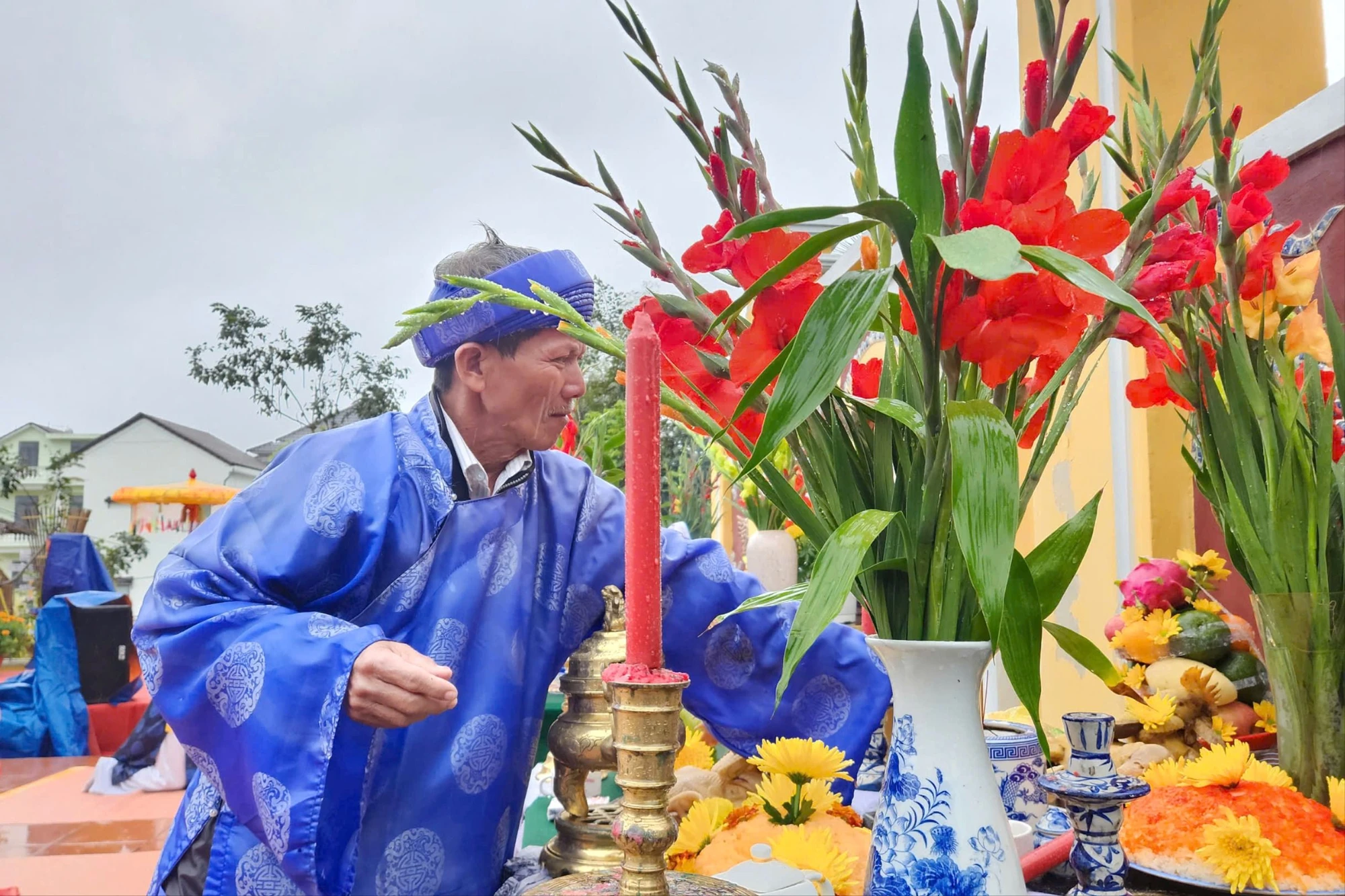 khach-tay-doi-mua-tham-du-le-hoi-cau-bong-o-hoi-an-6.jpg