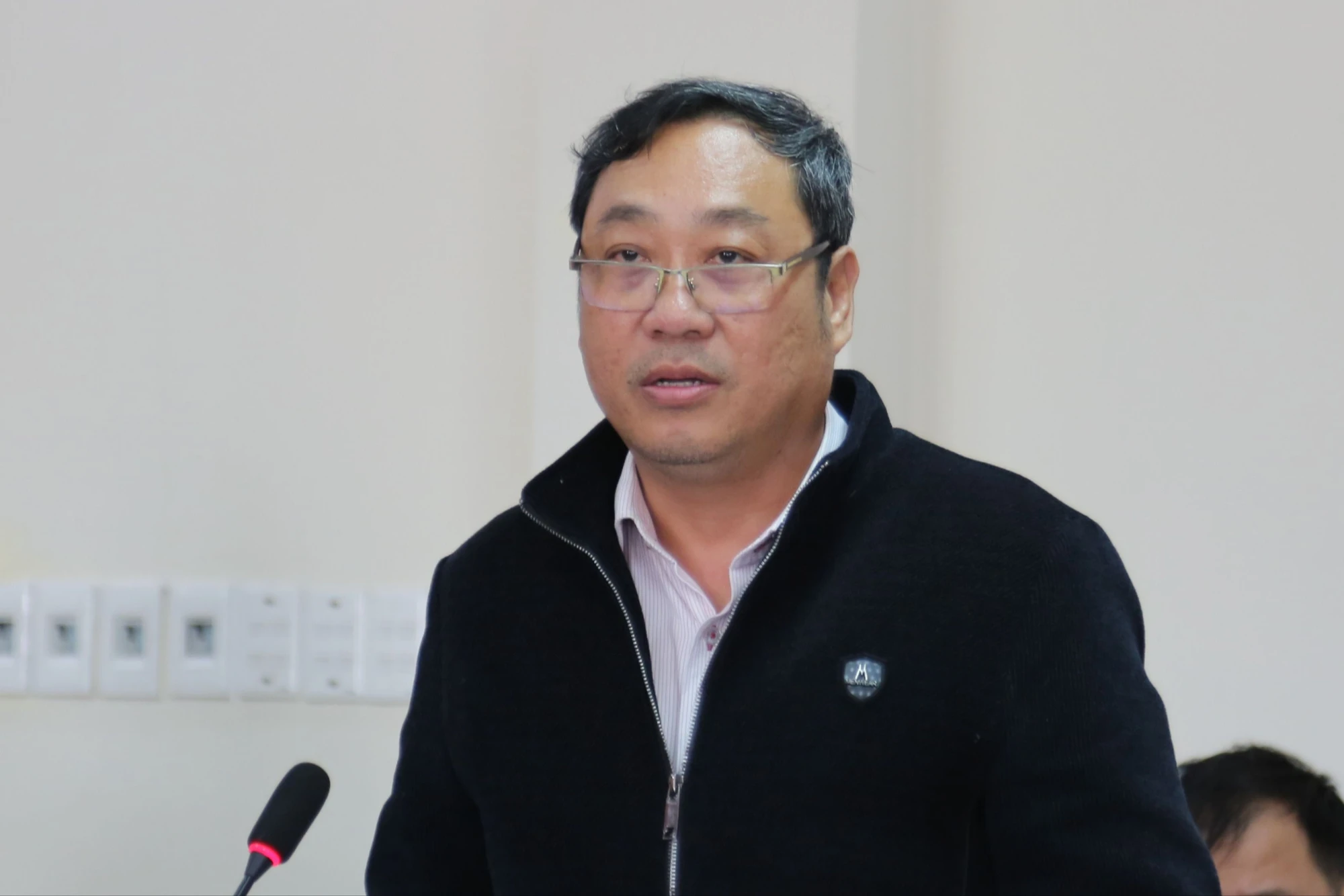 chu-tich-Quang-Nam-chi-dao-go-vuong-cho-seu-dau-dan-2.JPG