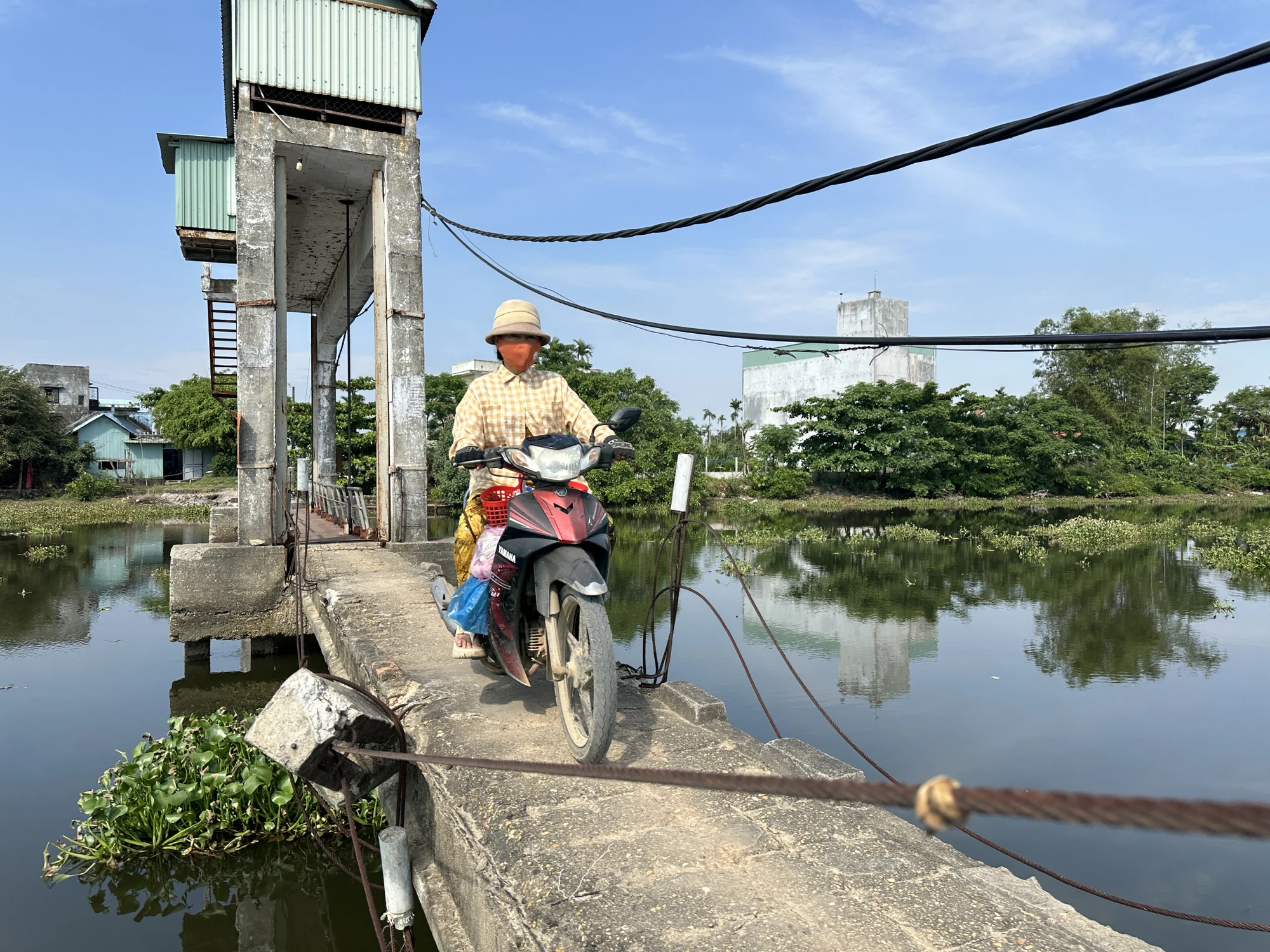 cau-moi-lam-6-nam-khong-xong-nguoi-dan-lieu-minh-di-tren-cau-tu-than-1.JPG