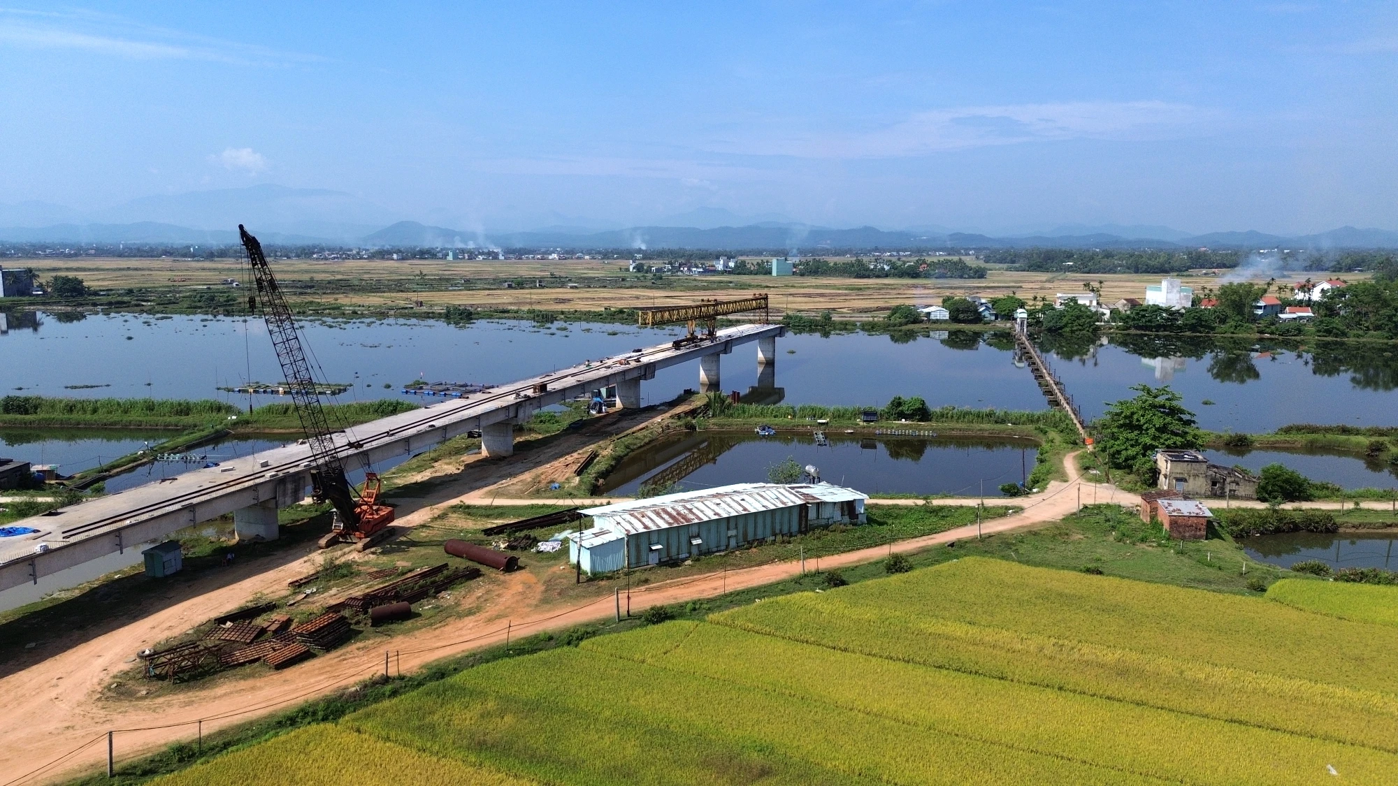 cau-moi-lam-6-nam-khong-xong-nguoi-dan-lieu-minh-di-tren-cau-tu-than-26.JPG