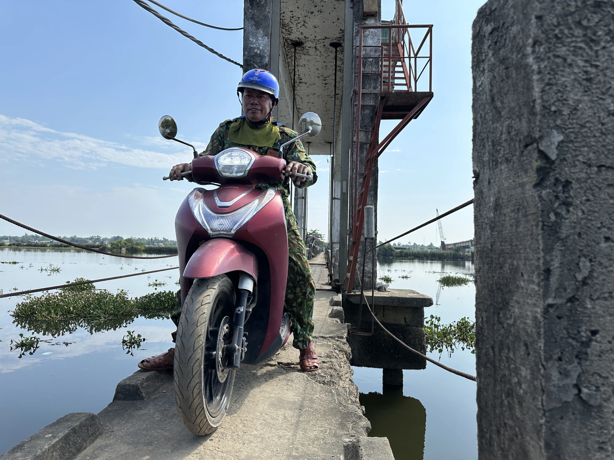 cau-moi-lam-6-nam-khong-xong-nguoi-dan-lieu-minh-di-tren-cau-tu-than-9.JPG