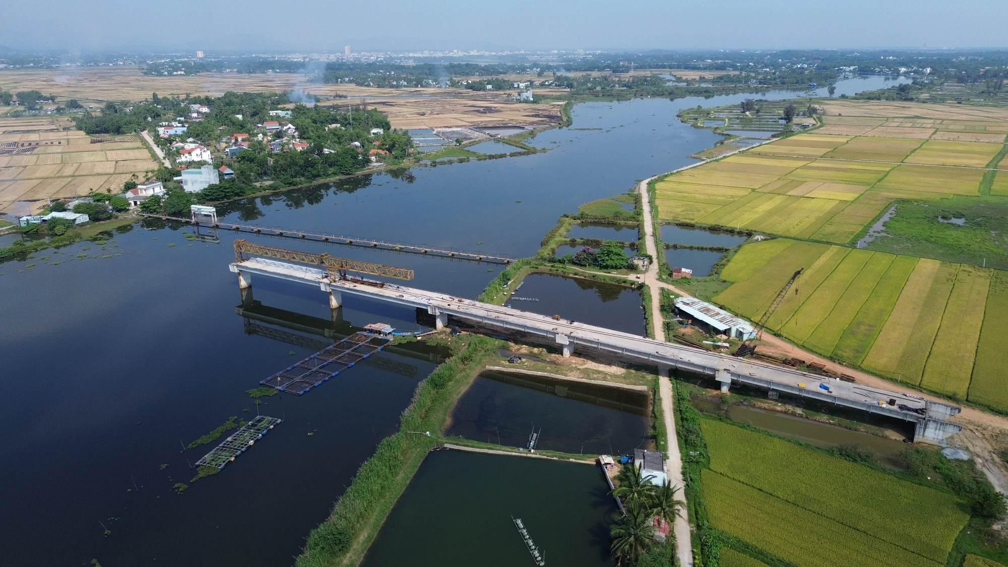 cau-moi-lam-6-nam-khong-xong-nguoi-dan-lieu-minh-di-tren-cau-tu-than-916.JPG