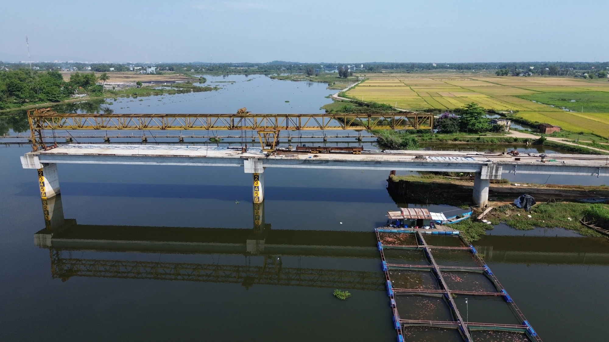 cau-moi-lam-6-nam-khong-xong-nguoi-dan-lieu-minh-di-tren-cau-tu-than-918.JPG