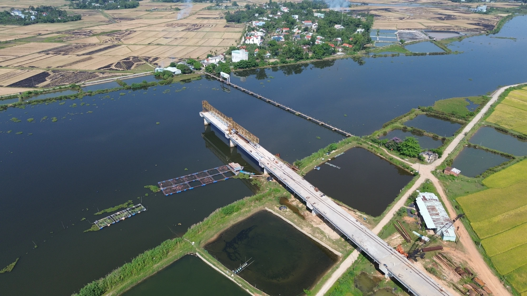 cau-moi-lam-6-nam-khong-xong-nguoi-dan-lieu-minh-di-tren-cau-tu-than-921.JPG