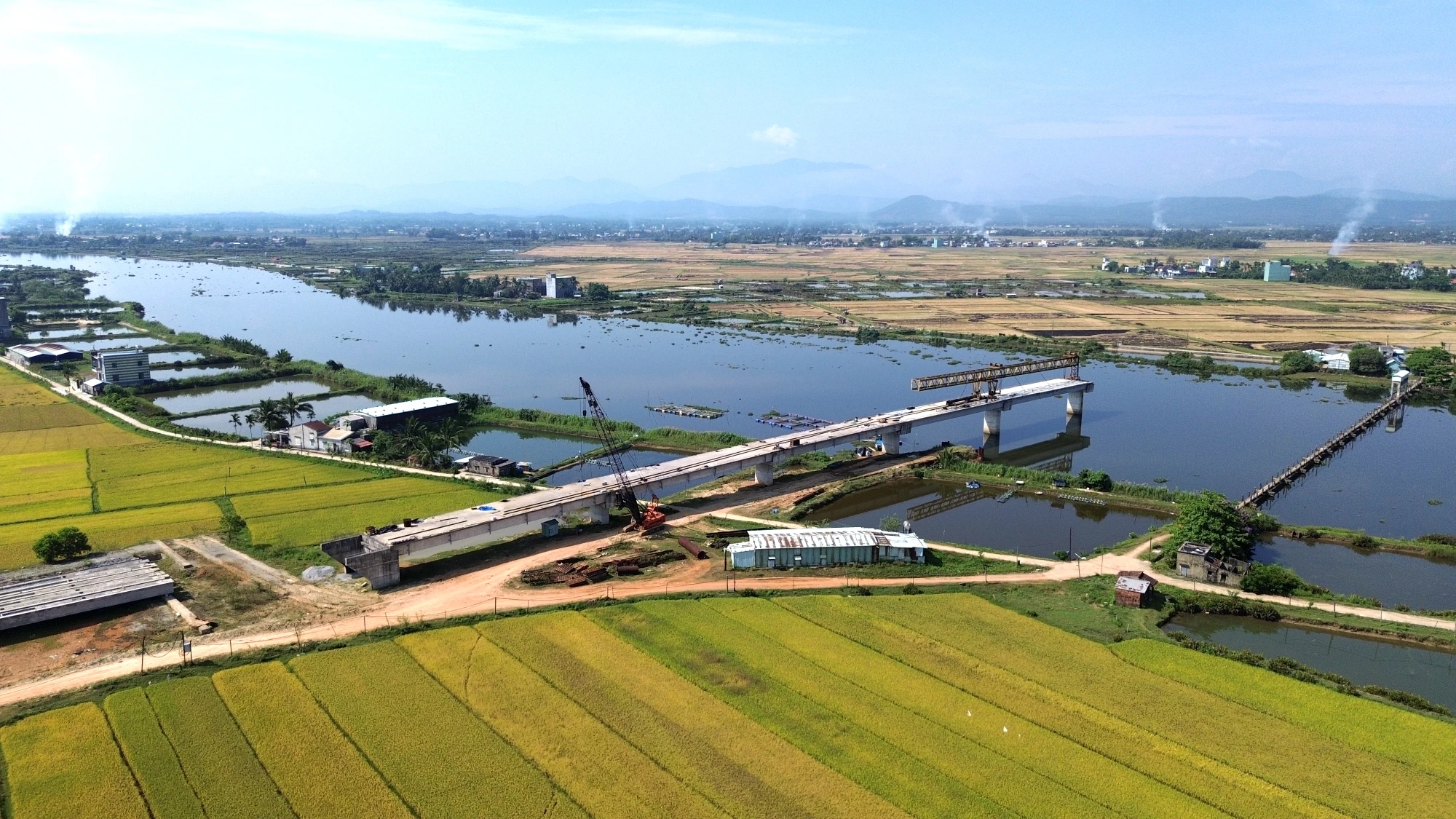 cau-moi-lam-6-nam-khong-xong-nguoi-dan-lieu-minh-di-tren-cau-tu-than-922.JPG