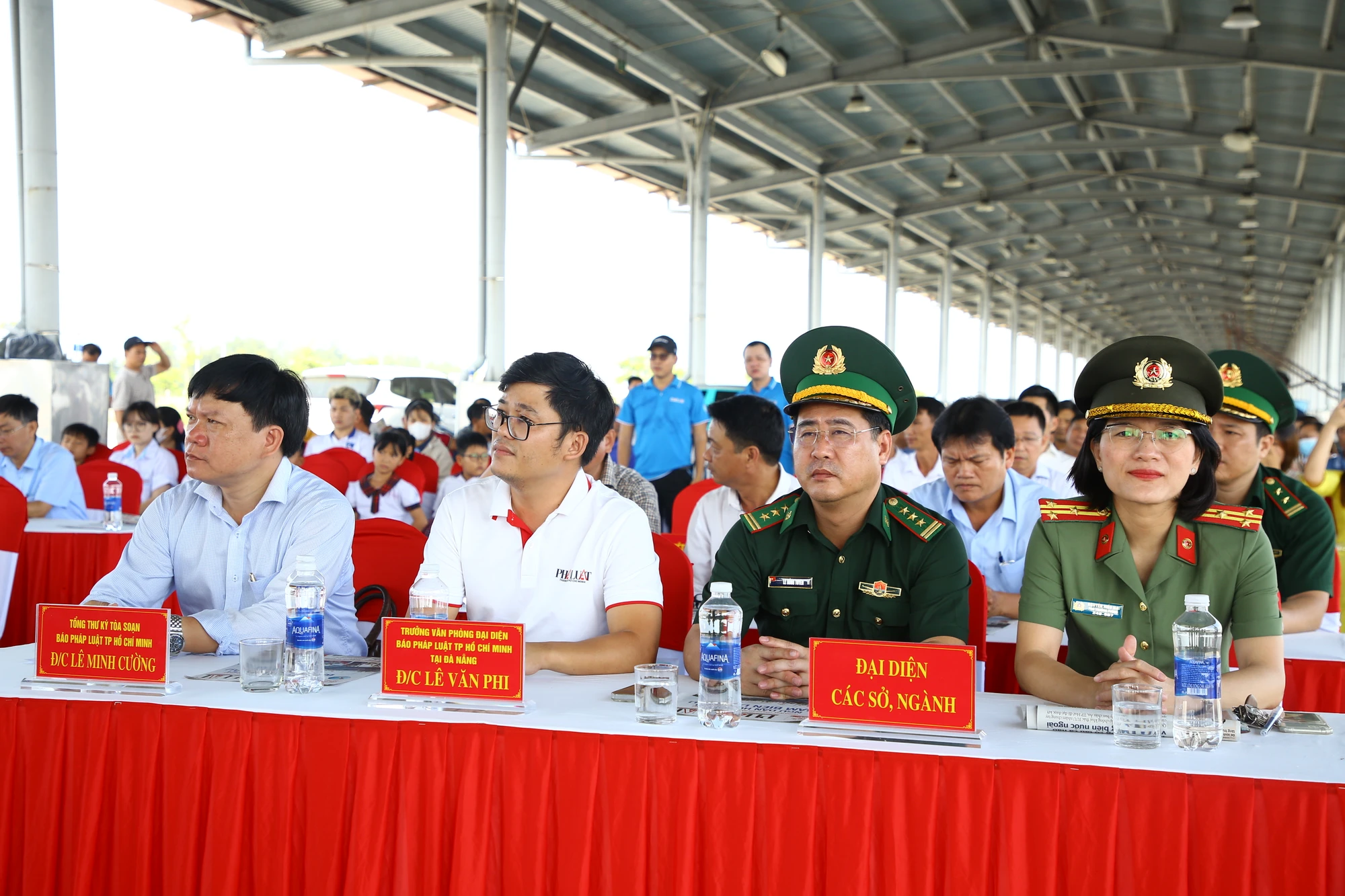 cung-ngu-dan-thap-sang-den-tren-bien-vuon-khoi-bao-ve-chu-quyen4.JPG
