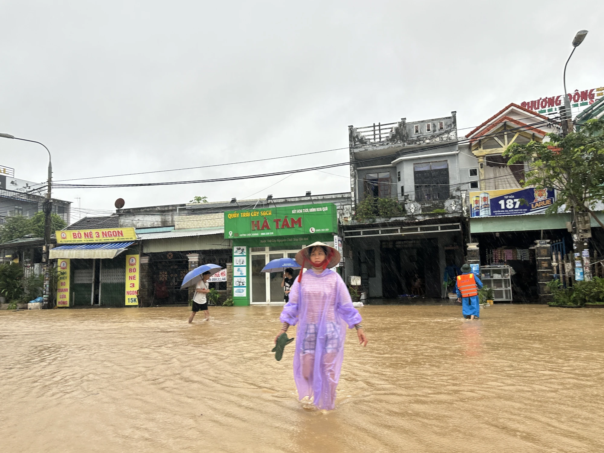bien-nuoc-bua-vay-vung-ron-lu-nguoi-dan-dua-o-to-len-cau-1.JPG