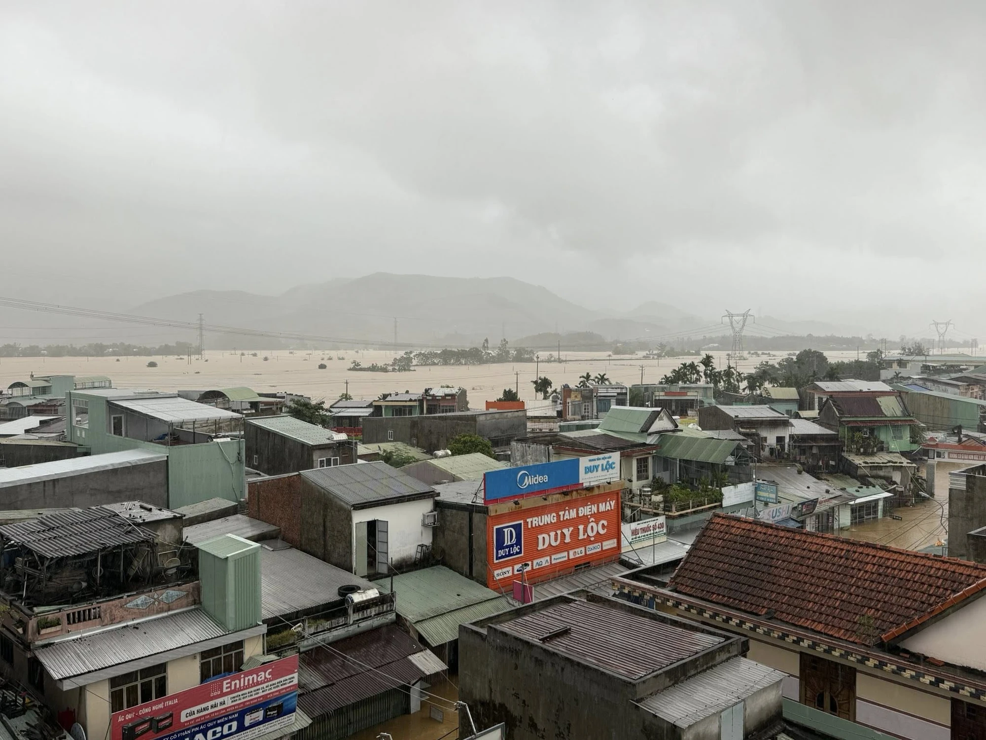 bien-nuoc-bua-vay-vung-ron-lu-nguoi-dan-dua-o-to-len-cau-tru-an-1.jpeg