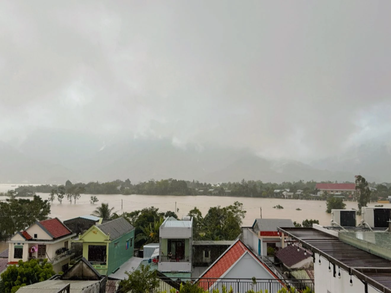 bien-nuoc-bua-vay-vung-ron-lu-nguoi-dan-dua-o-to-len-cau-tru-an-2.jpeg