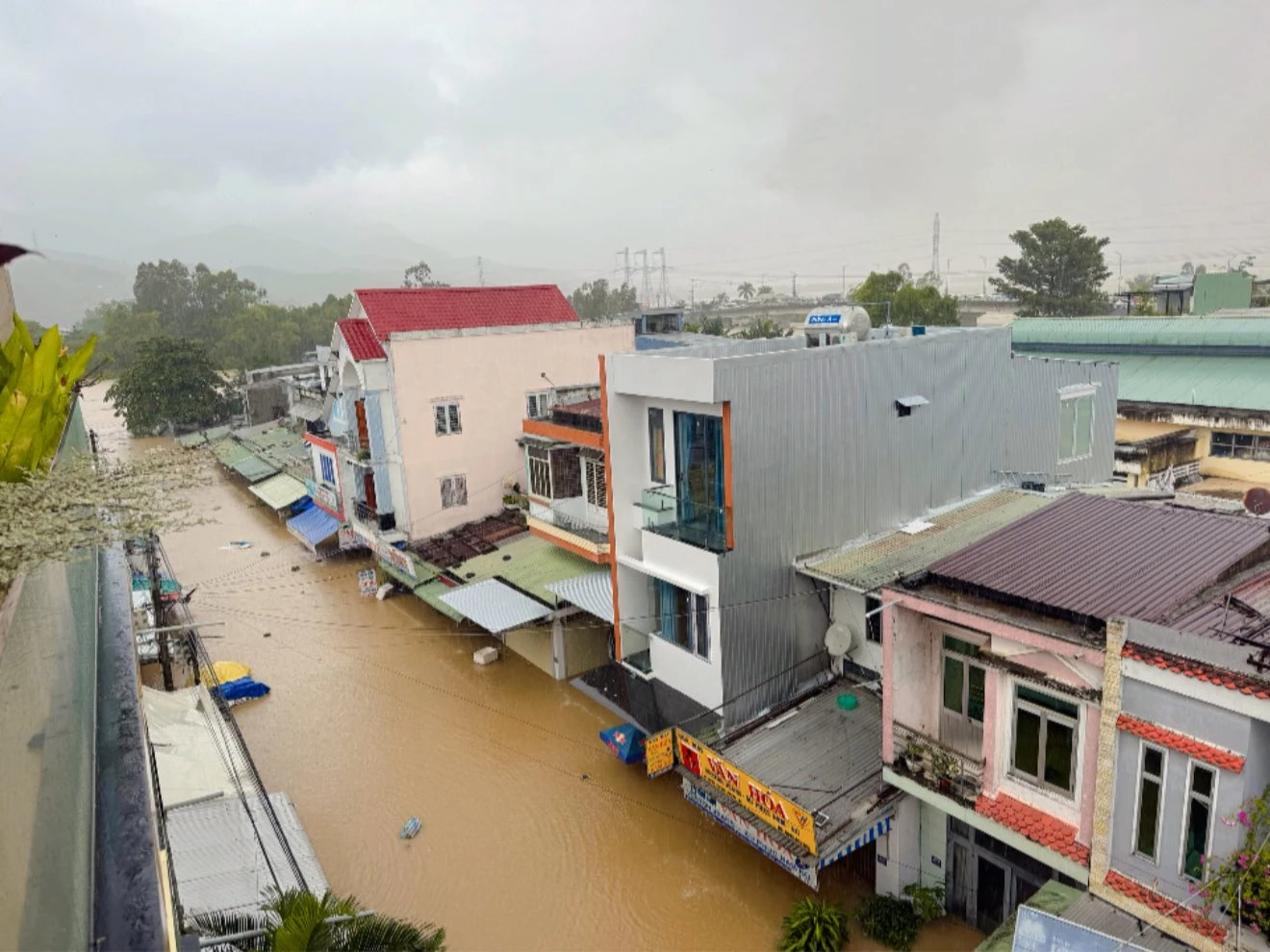 bien-nuoc-bua-vay-vung-ron-lu-nguoi-dan-dua-o-to-len-cau-tru-an-4.jpeg