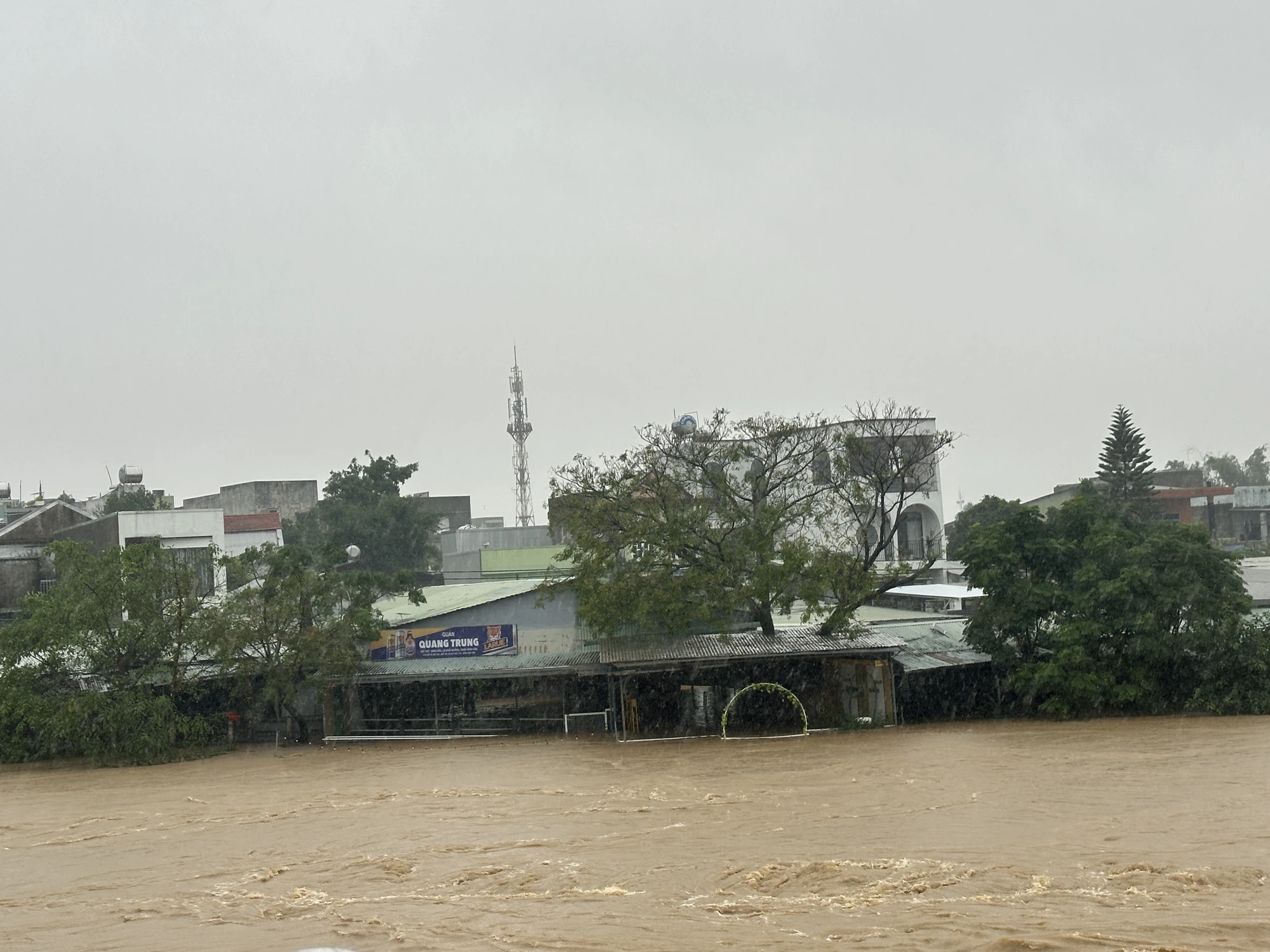 vay-vung-ron-lu-nguoi-dan-dua-o-to-len-cau-3.JPG