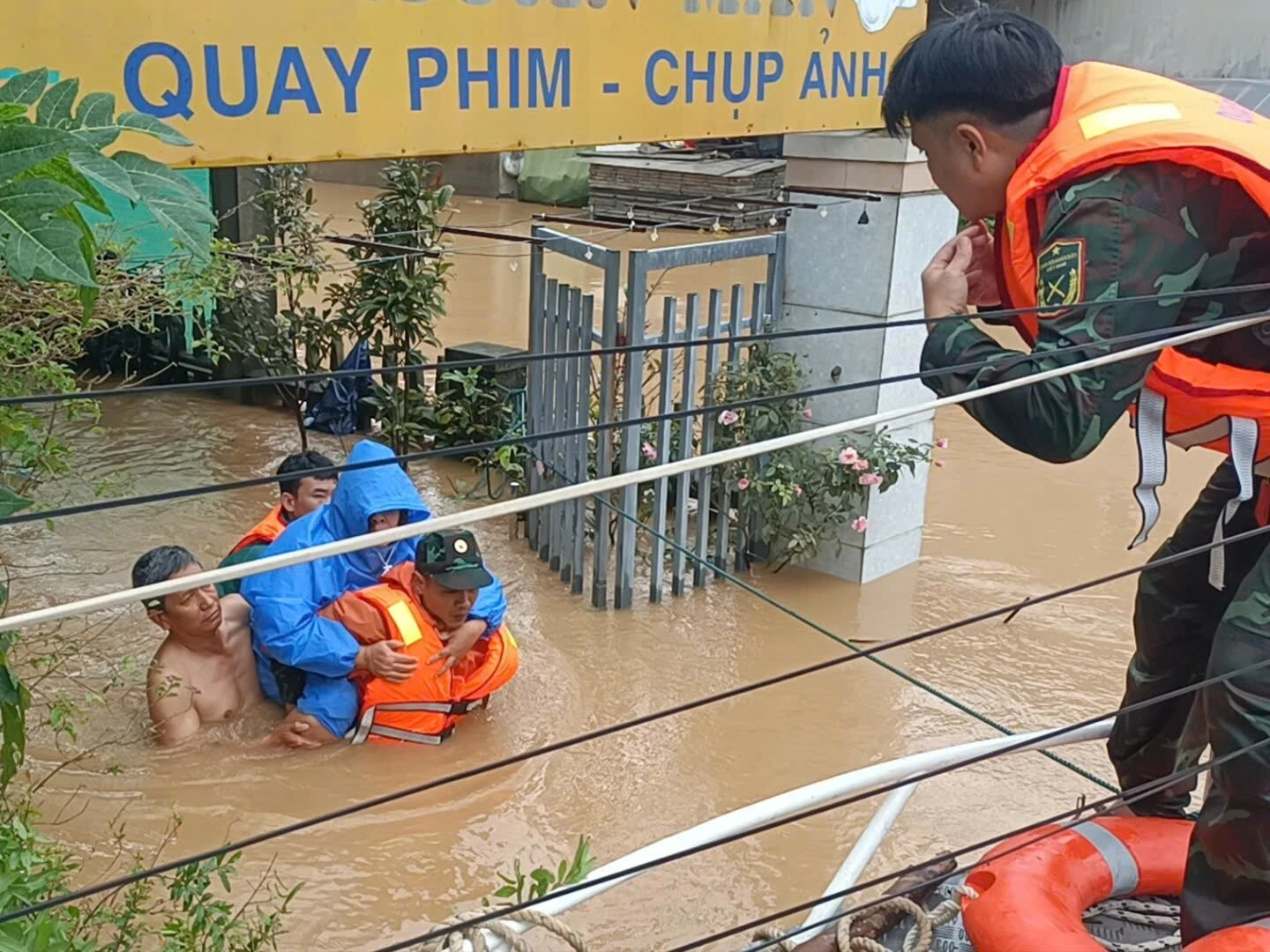 Dai-ta-quan-doi-ke-chuyen-cuu-nguoi-trong-mua-lu-10.jpeg
