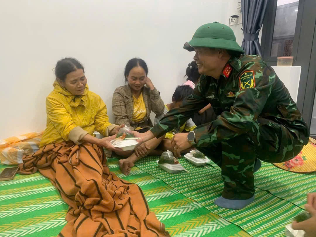 Dai-ta-quan-doi-ke-chuyen-cuu-nguoi-trong-mua-lu-13.jpeg