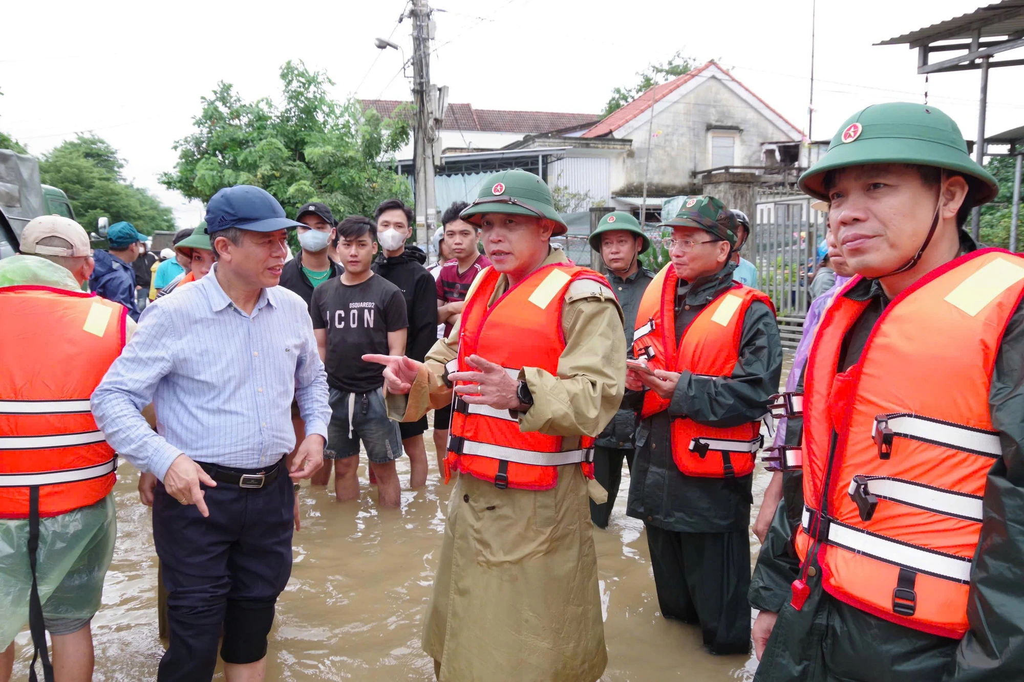 Dai-ta-quan-doi-ke-chuyen-cuu-nguoi-trong-mua-lu-2.jpeg