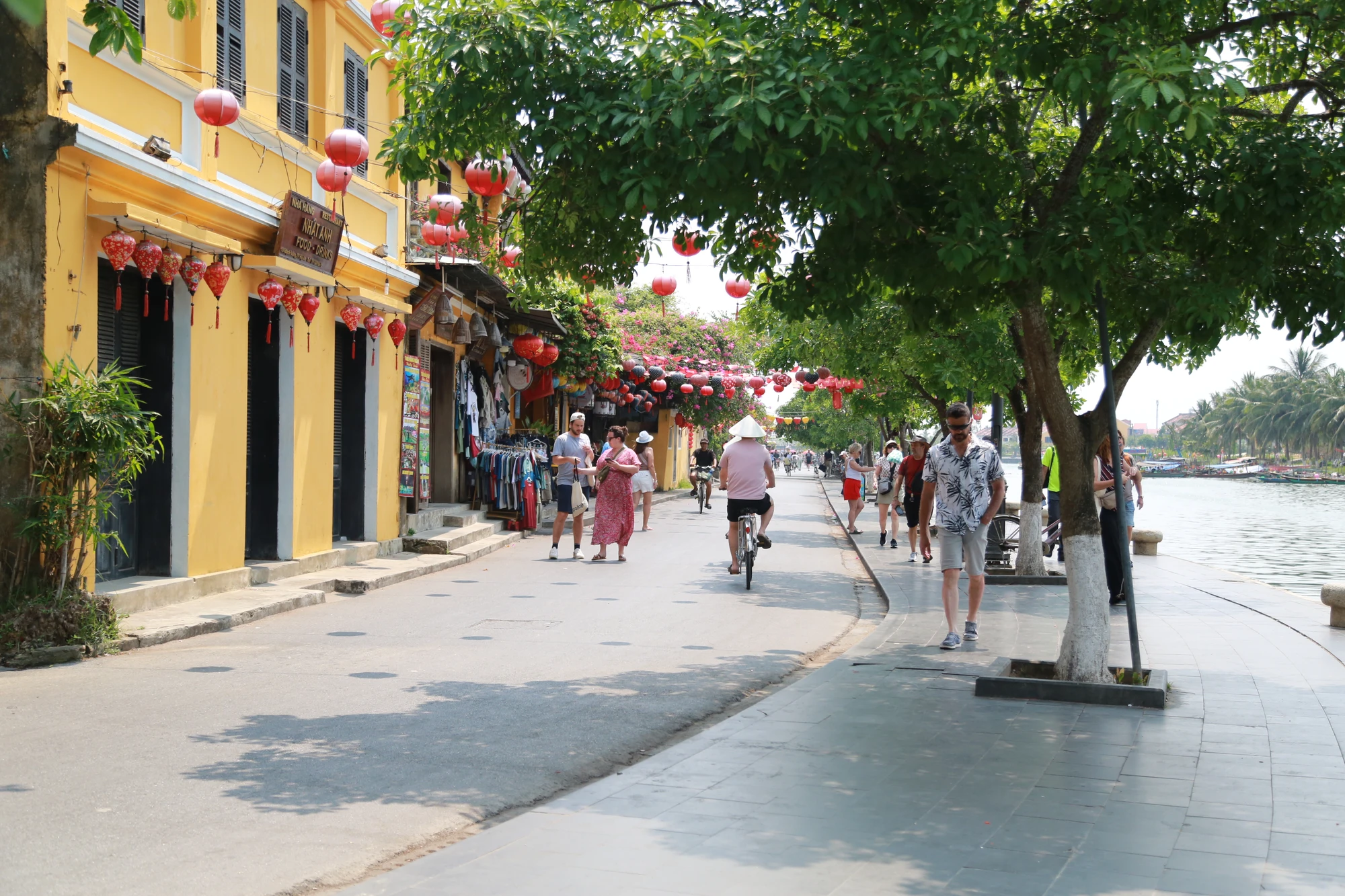 Vỉa hè Hội An thông thoáng, gọn gàng