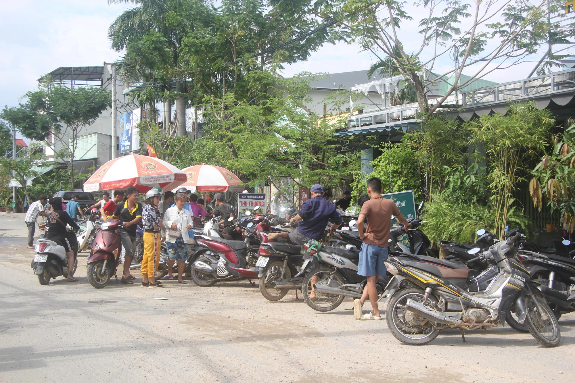 Hàng dài xe đang chờ để sửa chữa-Ảnh: NGÔ QUANG