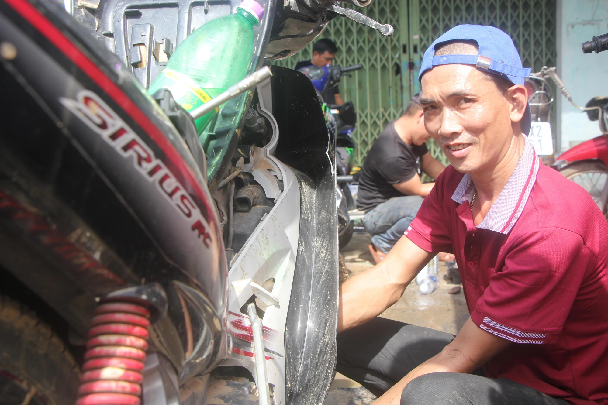 Dù mệt nhưng các anh em trong đội vẫn tươi cười-Ảnh: NGÔ QUANG