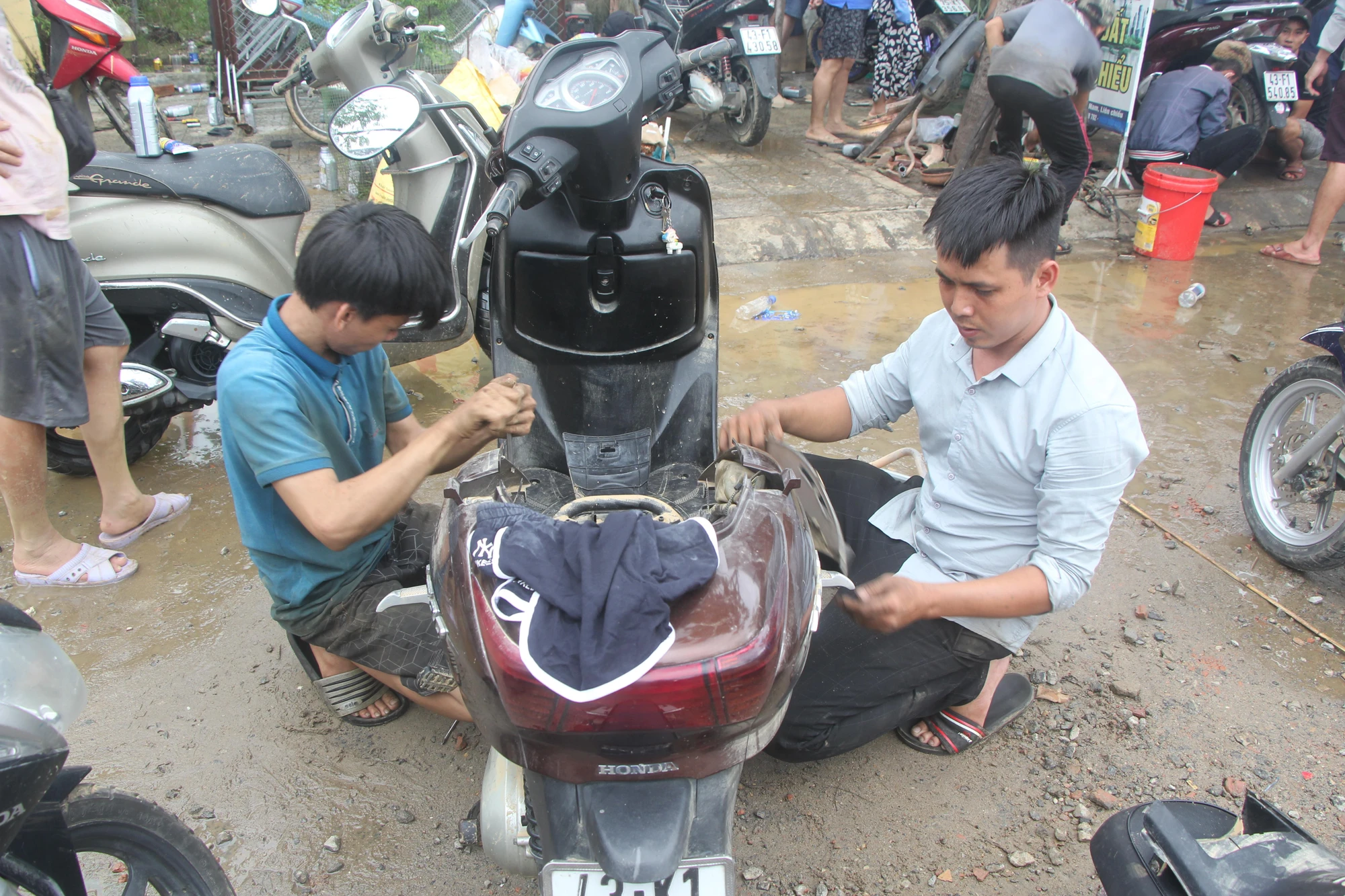 Các anh em trong đội sửa xe đều là thợ tay nghề cao-Ảnh: NGÔ QUANG