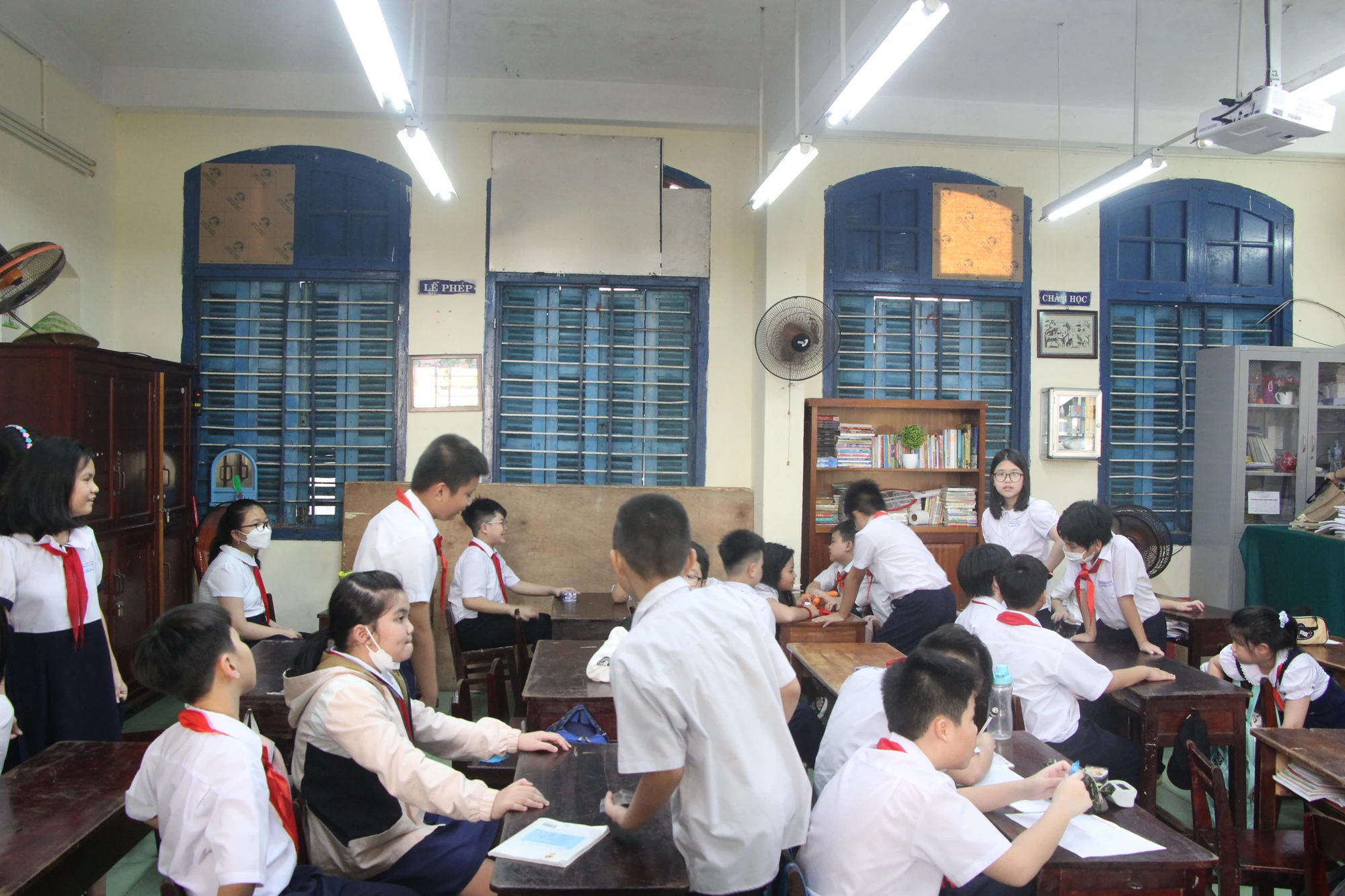 Các lớp học phải chấp vá tạm thời các cửa sổ bị mục nát.
