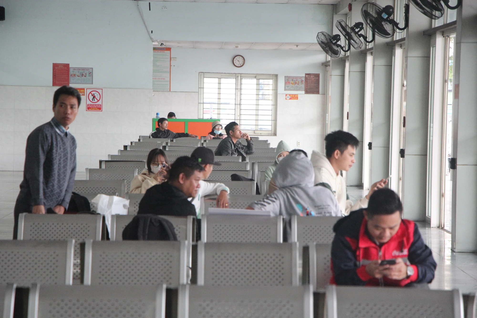 Phòng chờ tuyến gần thì lác đác vài người. Phòng chờ tuyến gần thì lác đác vài người.