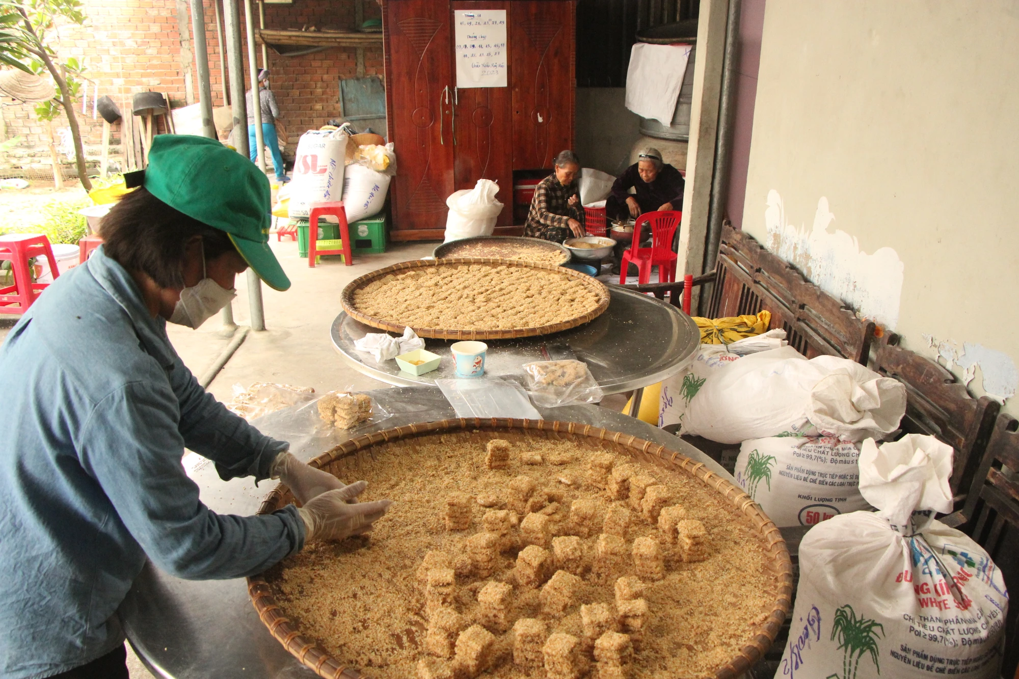 Nghề làm bánh khô mè dịp tết 