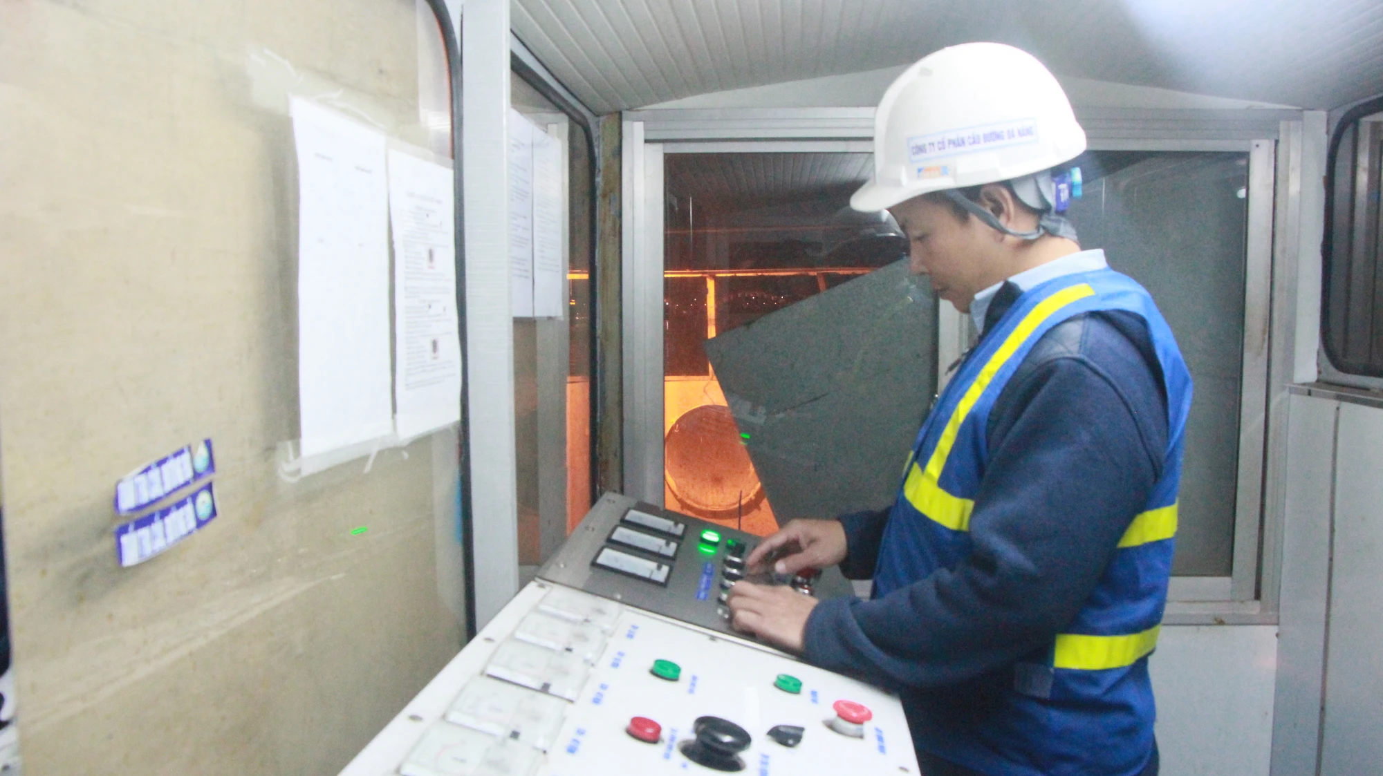 Anh Hoàng Ngọc Thiện kỹ sư đang vận hành xoay cầu trong trạm điều khiển. Anh Hoàng Ngọc Thiện kỹ sư đang vận hành xoay cầu trong trạm điều khiển.