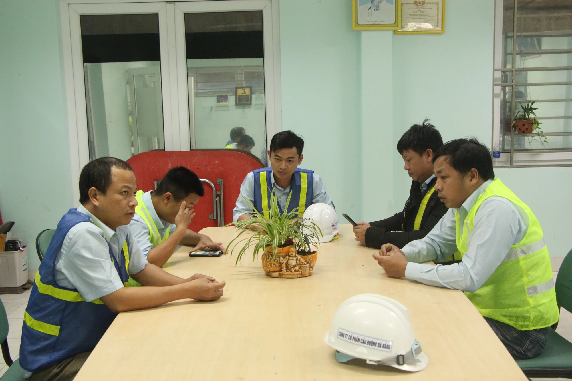 Đến chiều thứ 6 hàng tuần, tổ vận hành sẽ họp và tiến hành kiểm tra thiết bị phun lửa, phun nước. Đến chiều thứ 6 hàng tuần, tổ vận hành sẽ họp và tiến hành kiểm tra thiết bị phun lửa, phun nước.