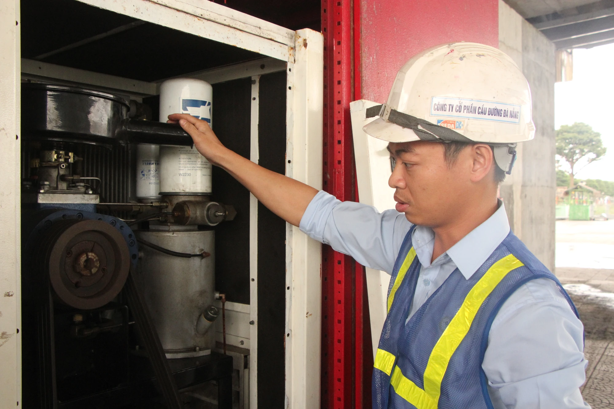 Anh Tán Thịnh, tổ trưởng tổ vận hành đang kiểm tra hệ thống máy bơm. Anh Tán Thịnh, tổ trưởng tổ vận hành đang kiểm tra hệ thống máy bơm.