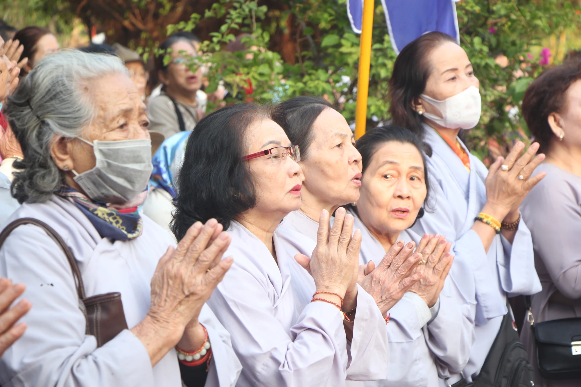 Người dân đọc kinh cầu nguyện. Người dân đọc kinh cầu nguyện.