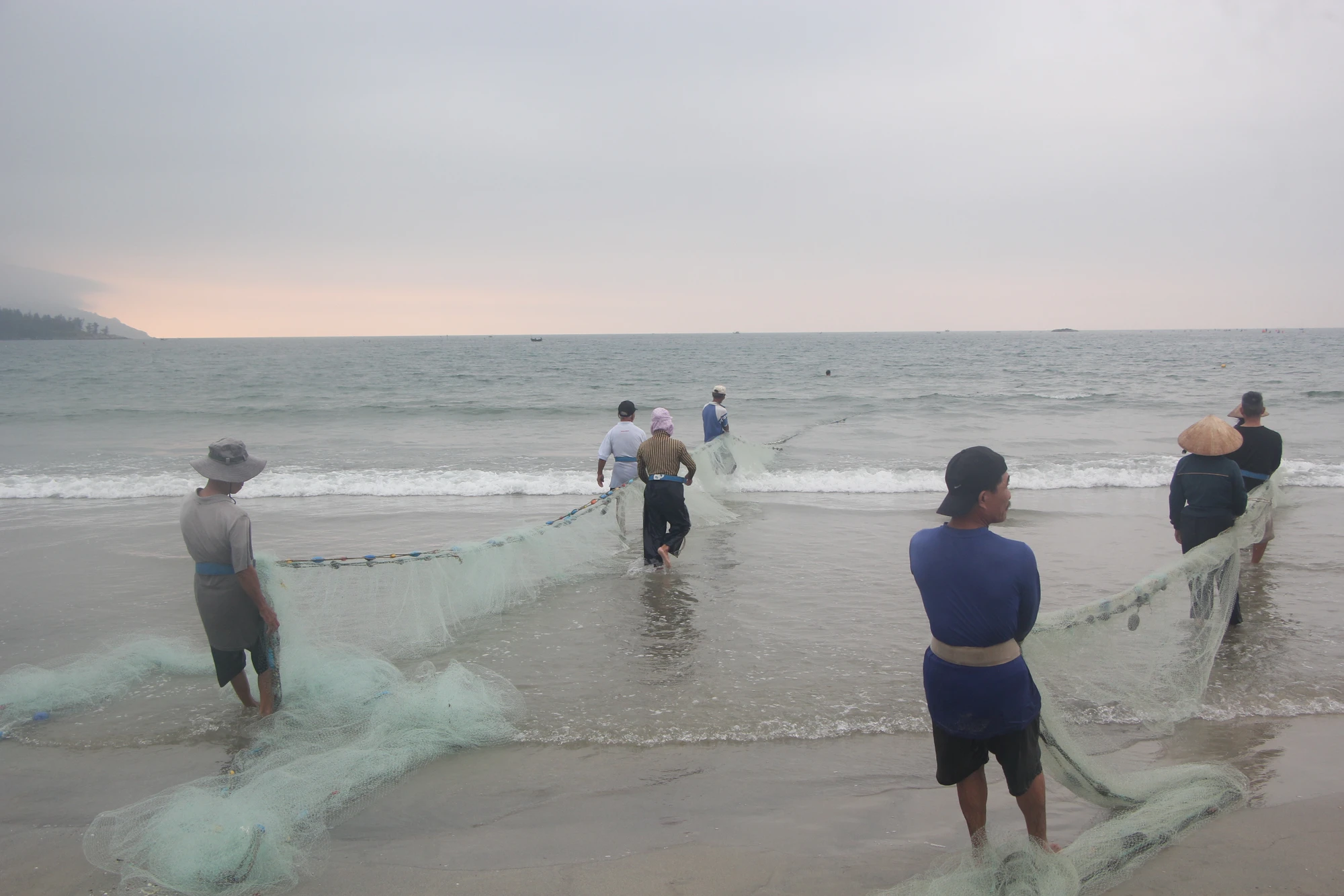 Cách cảng cá Thọ Quang không xa, những ngư dân đánh bắt gần bờ tại phường Mân Thái đang kéo lưới. Ảnh: NGÔ QUANG. Cách cảng cá Thọ Quang không xa, những ngư dân đánh bắt gần bờ tại phường Mân Thái đang kéo lưới. Ảnh: NGÔ QUANG.