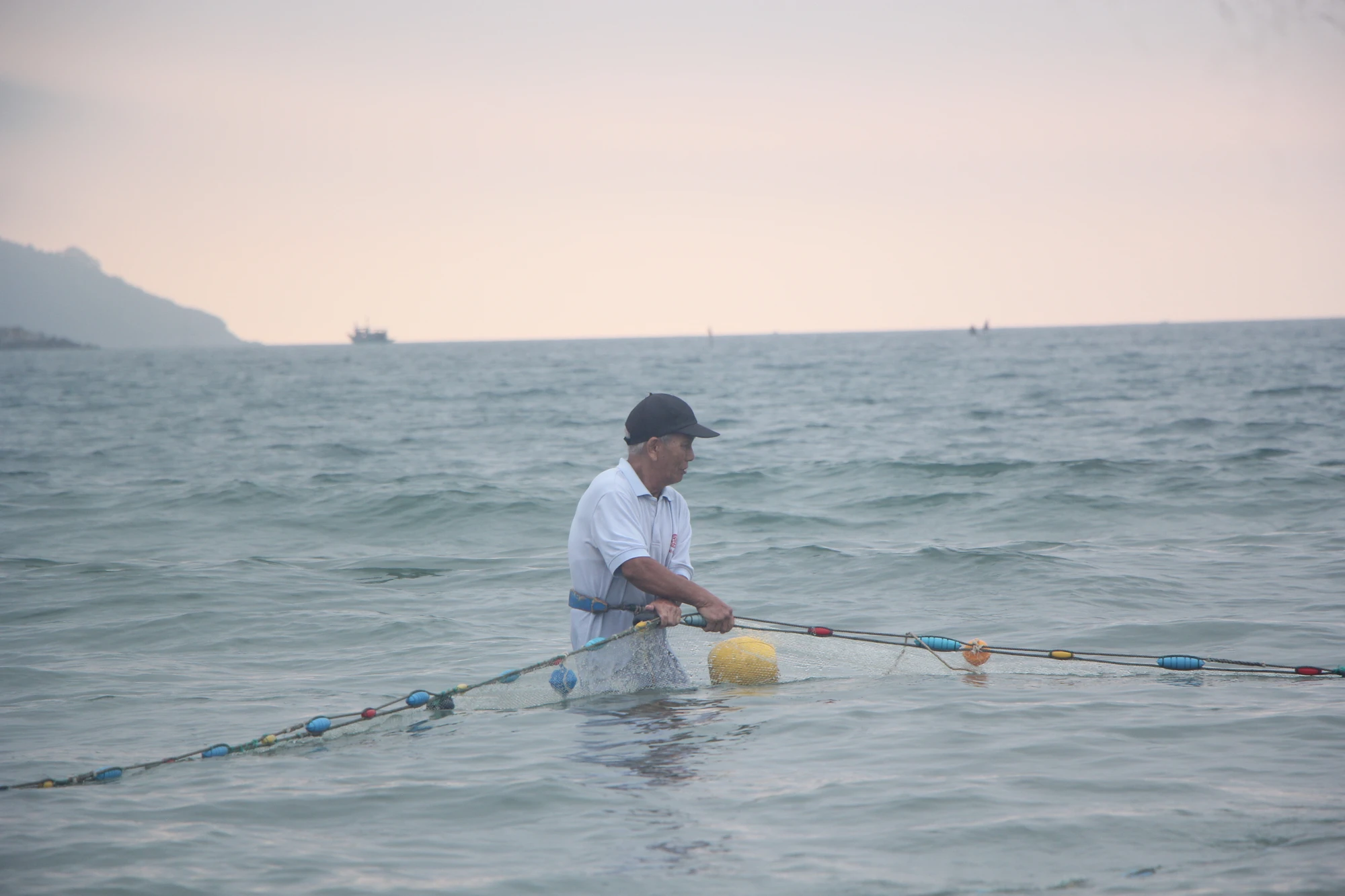 Cụ ông cho biết, kéo lưới như vậy cũng có lúc hên trúng được đàn cá, lúc xui thì không có gì. Ảnh: NGÔ QUANG. Cụ ông cho biết, kéo lưới như vậy cũng có lúc hên trúng được đàn cá, lúc xui thì không có gì. Ảnh: NGÔ QUANG.