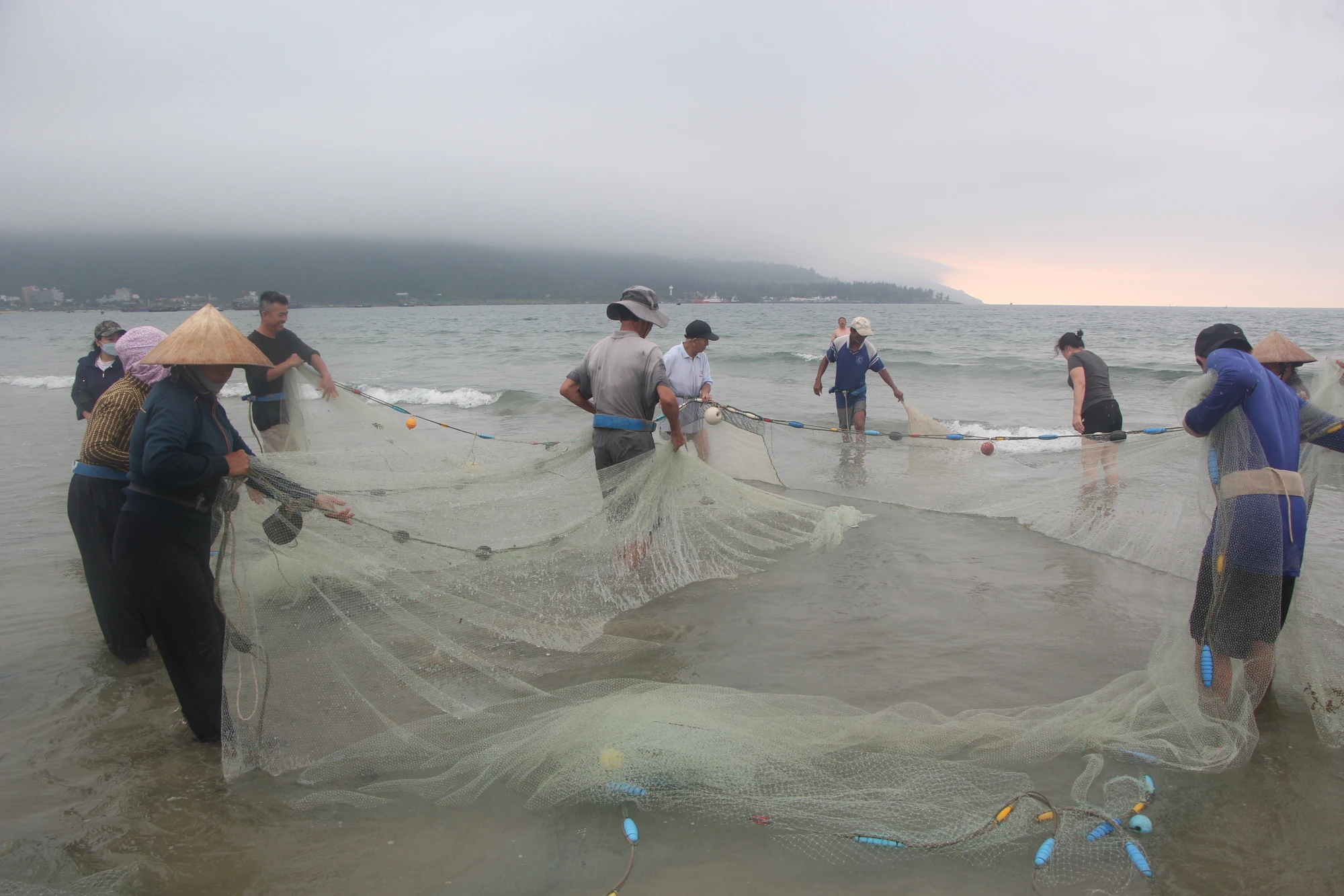 Sau hơn 2 tiếng kéo lưới, các ngư dân kiểm tra thành quả của mình. Ảnh: NGÔ QUANG. Sau hơn 2 tiếng kéo lưới, các ngư dân kiểm tra thành quả của mình. Ảnh: NGÔ QUANG.