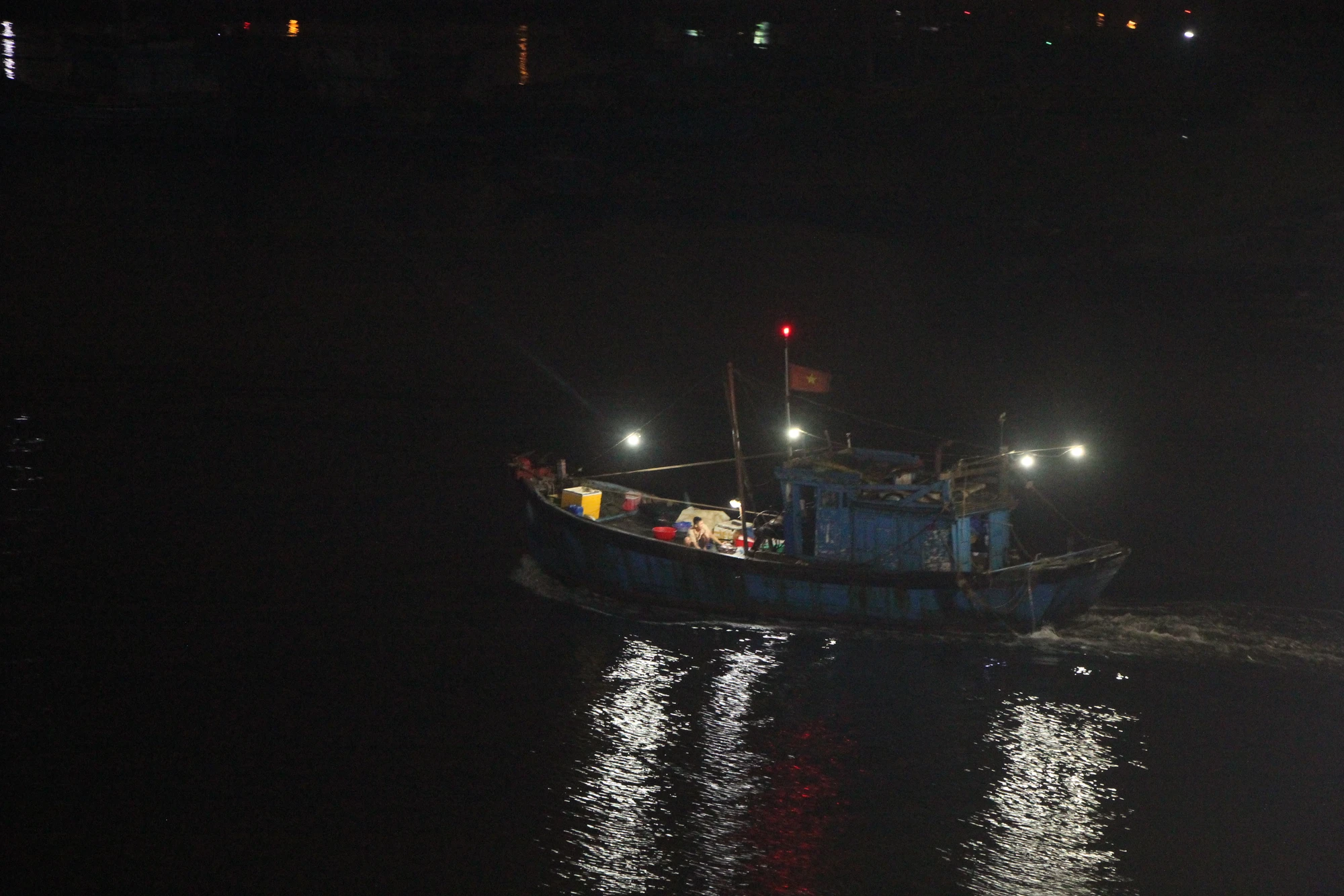 Tàu cá nối đuôi nhau cập bờ. Ảnh: NGÔ QUANG. Tàu cá nối đuôi nhau cập bờ. Ảnh: NGÔ QUANG.