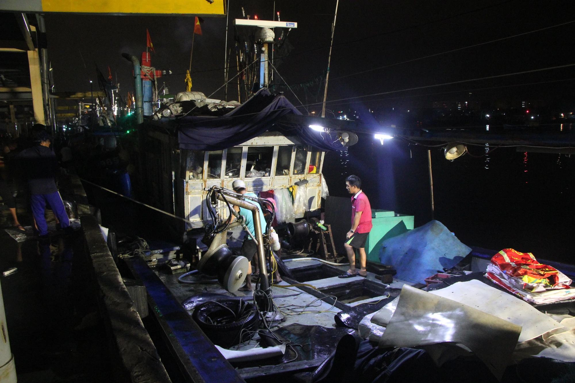 Ngay khi cập bến là ngư dân tất bật kéo lên những lô hải sản để bán cho thương lái. Ảnh: NGÔ QUANG. Ngay khi cập bến là ngư dân tất bật kéo lên những lô hải sản để bán cho thương lái. Ảnh: NGÔ QUANG.