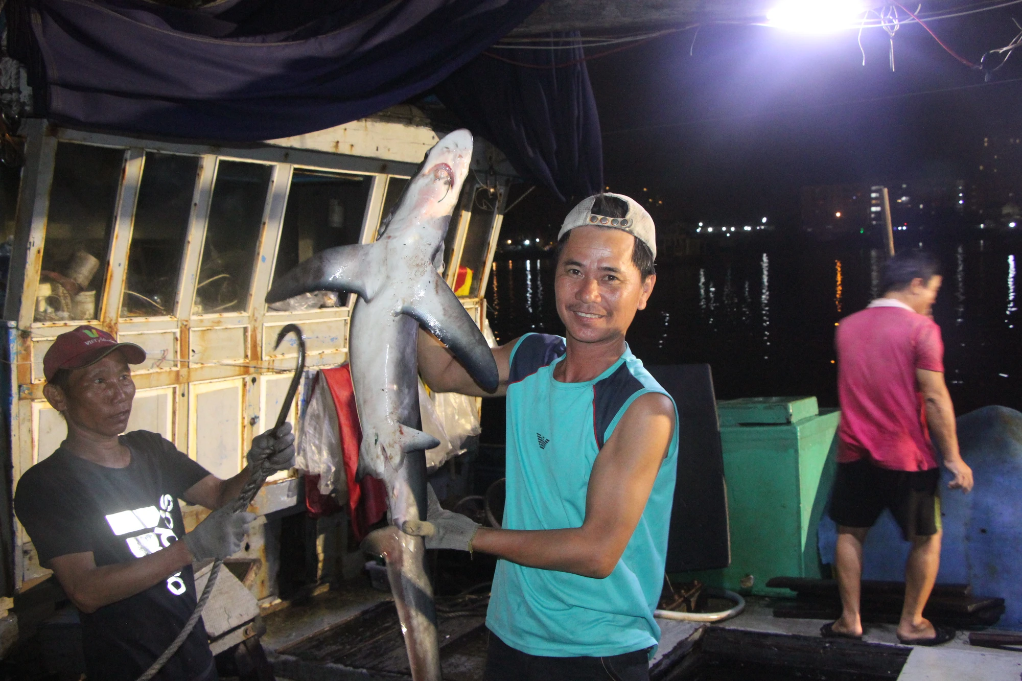 Ngư dân vui mừng vì trúng lớn. Ảnh: NGÔ QUANG. Ngư dân vui mừng vì trúng lớn. Ảnh: NGÔ QUANG.