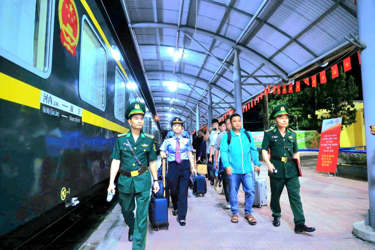 mua-ve-tau-hoa.jpg