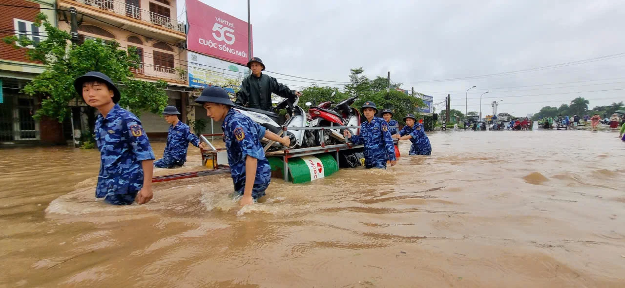 Anh-4-ngap-lu-o-ha-noi.jpg