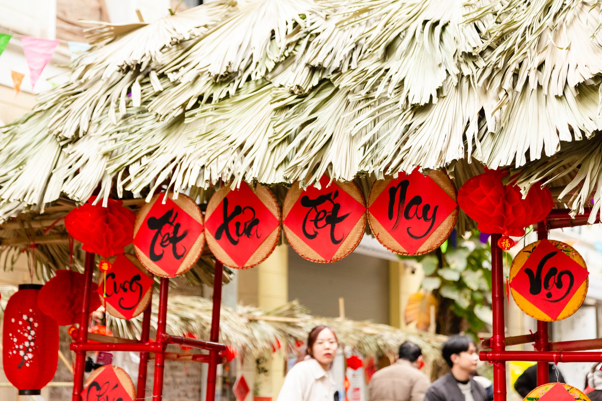 Cổng chợ tết trong phiên chợ dành cho người cao tuổi