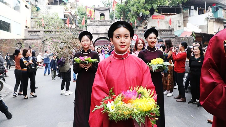Đoàn rước lễ đón Tết Nguyên đán của CLB Đình làng Việt đi qua các tuyến phố cổ. Anh: Thời nay Đoàn rước lễ đón Tết Nguyên đán của CLB Đình làng Việt đi qua các tuyến phố cổ. Anh: Thời nay