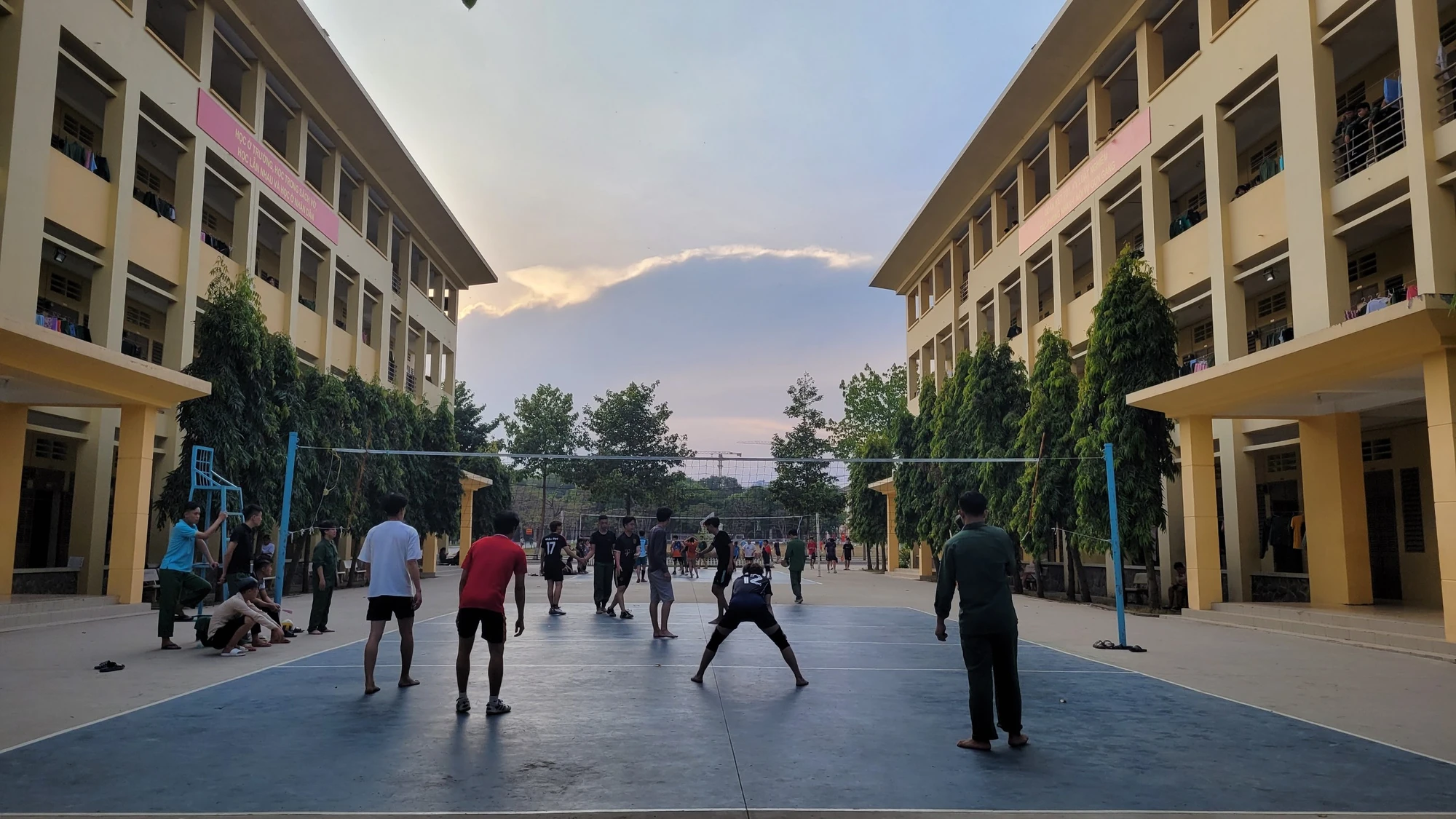 Sinh viên chơi bóng chuyền sau giờ học. Ảnh: Kha Nhiên