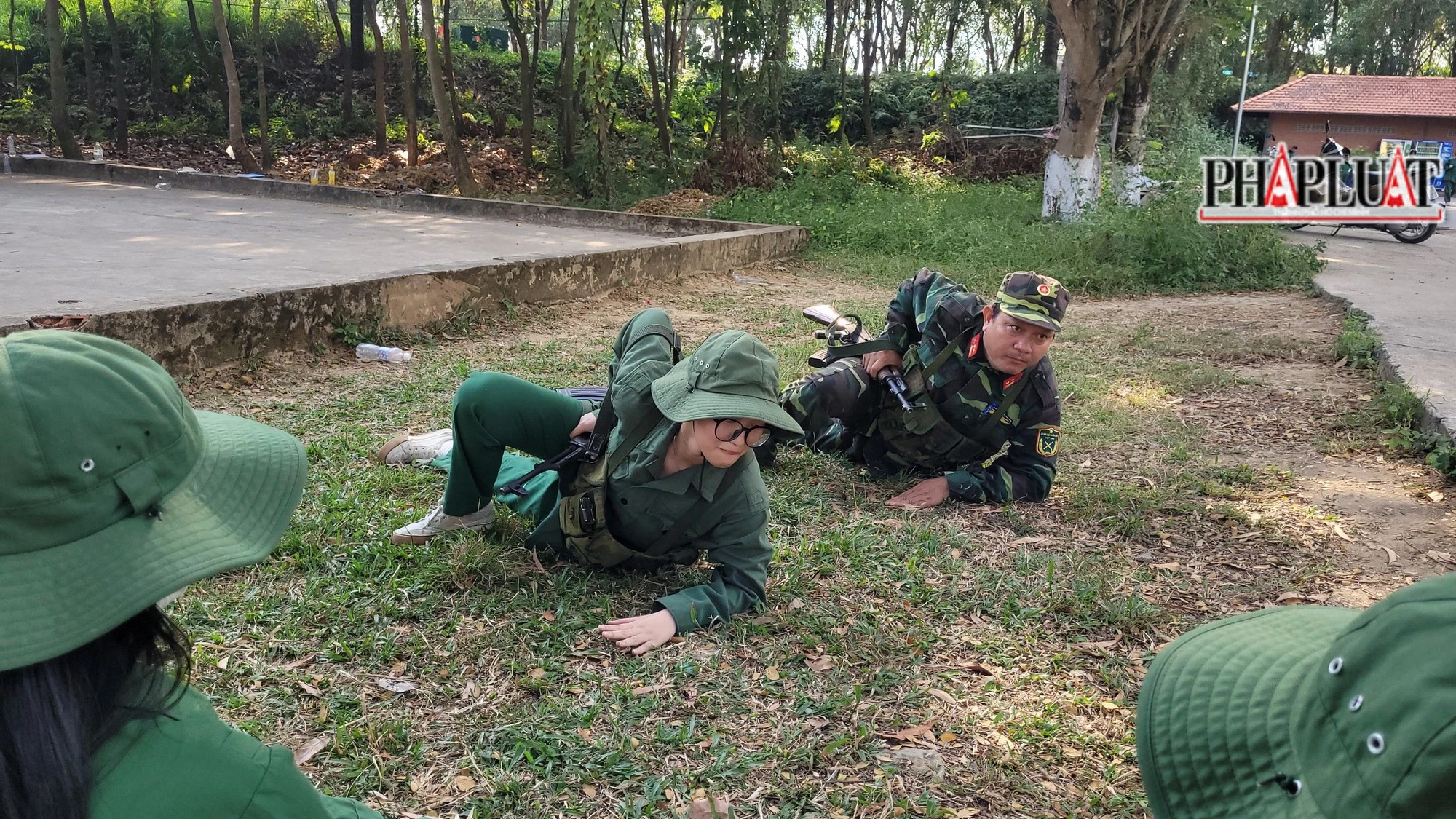Giảng viên Nguyễn Quang Ánh đang hướng dẫn sinh viên trong giờ học kỹ năng sử dụng súng Tiểu liên AK