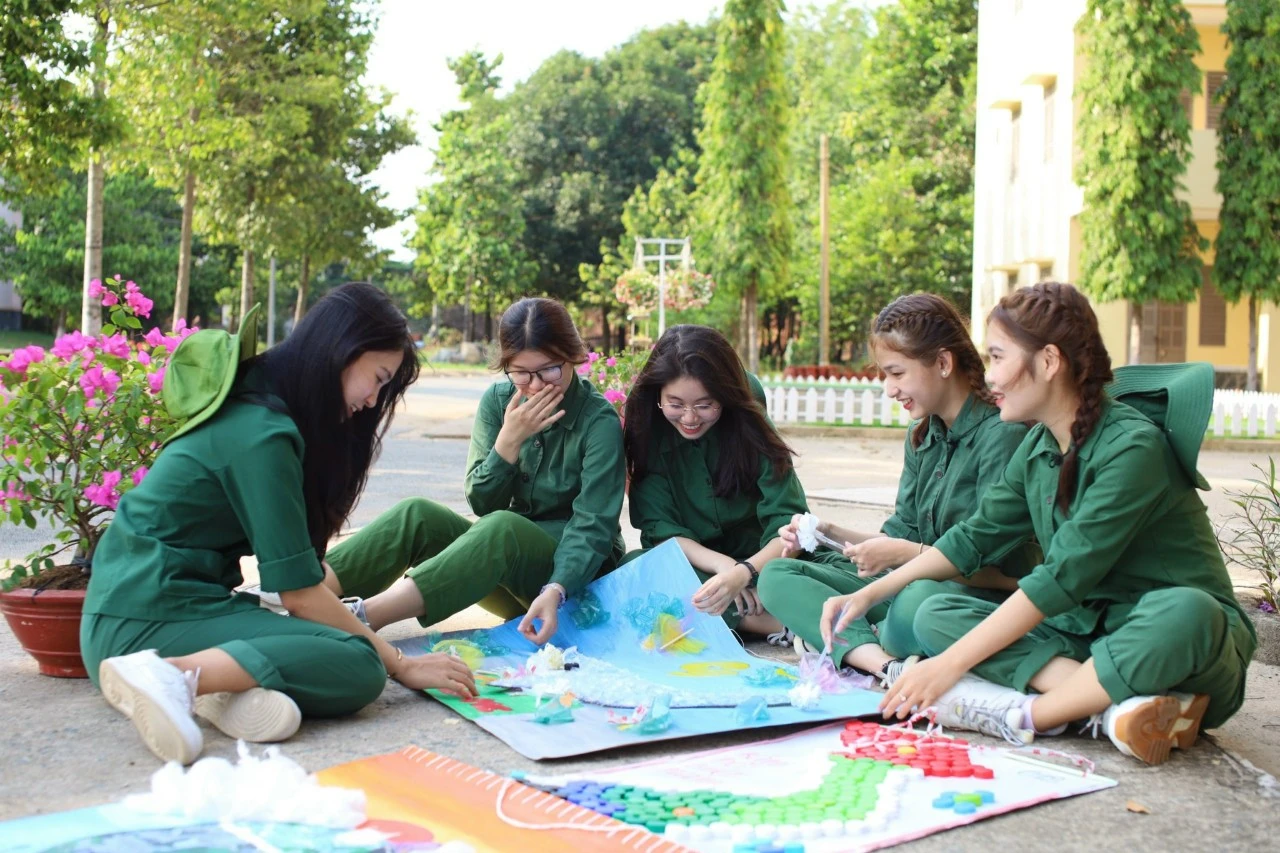 Sinh viên tham gia cuộc thi bảo vệ môi trường Xanh - Sạch - Đẹp tại Trung tâm Giáo dục Quốc phòng và An ninh. Ảnh: Hoàng Quanh