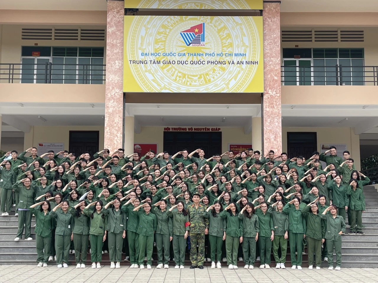 Các sinh viên Trường ĐH Khoa học - Xã hội và Nhân văn (ĐHQG TP.HCM) tại Trung tâm Giáo dục Quốc phòng và An ninh. Ảnh: NT
