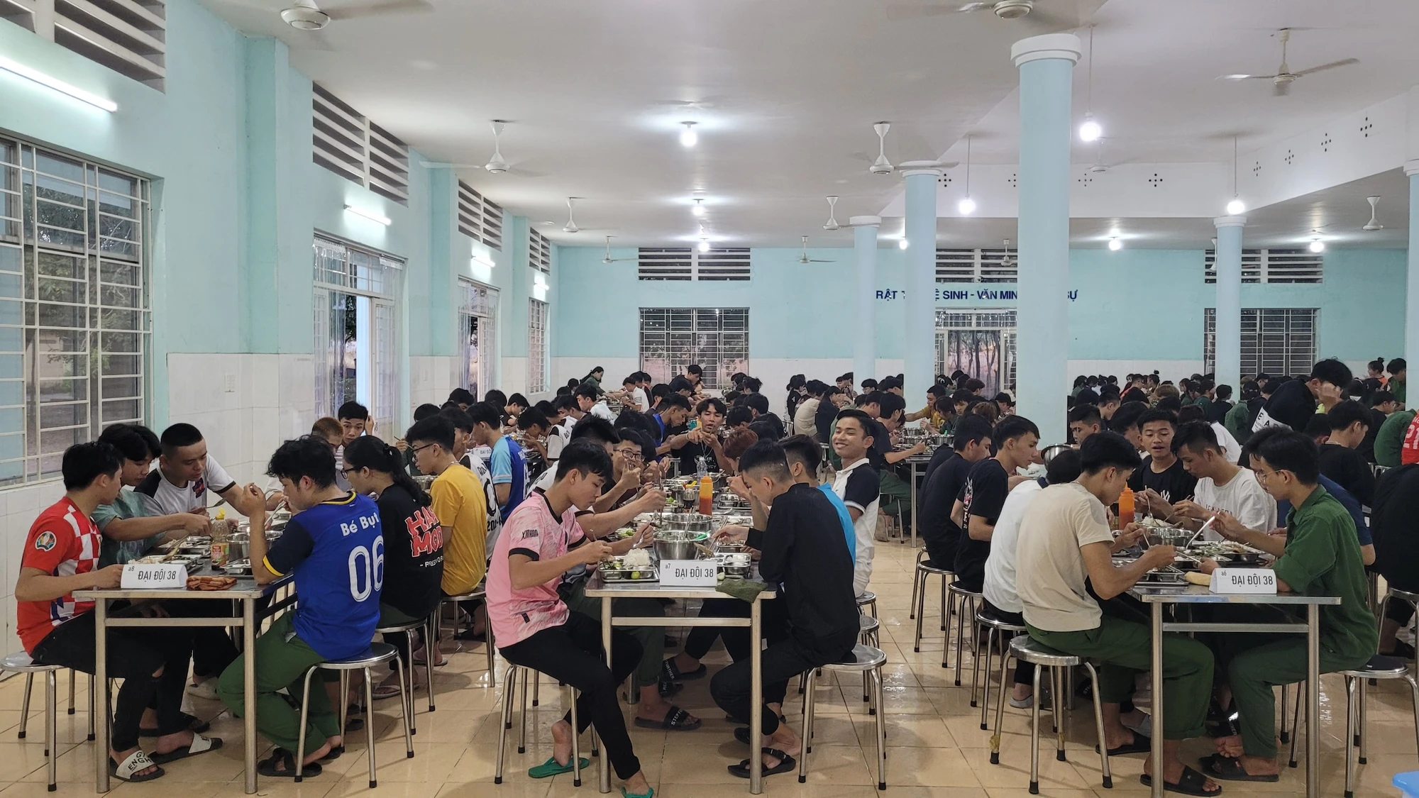 Nhà ăn số 1, Trung tâm đang áp dụng mô hình bữa ăn theo chế độ bộ binh đối với sinh viên. Ảnh: Kha Nhiên