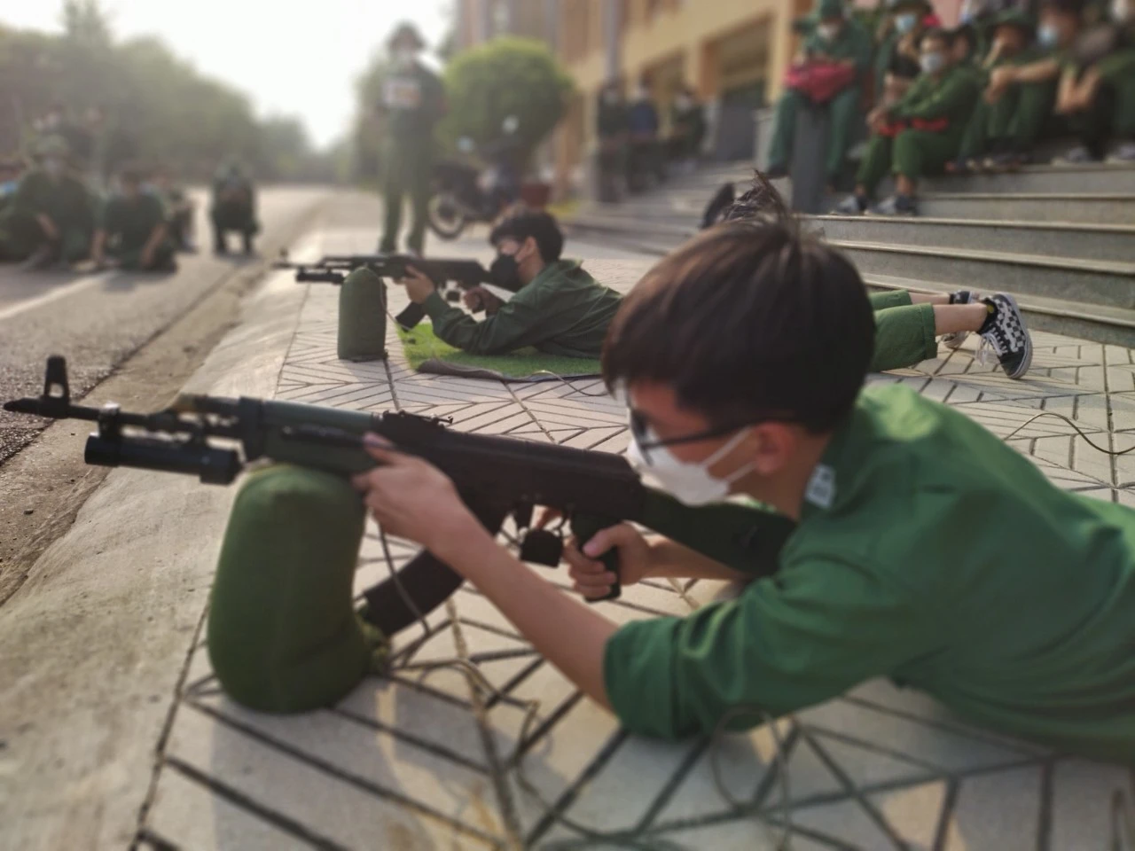 Sinh viên tập bắn trên máy bắn tập MBT-03. Ảnh: Hoàng Quanh