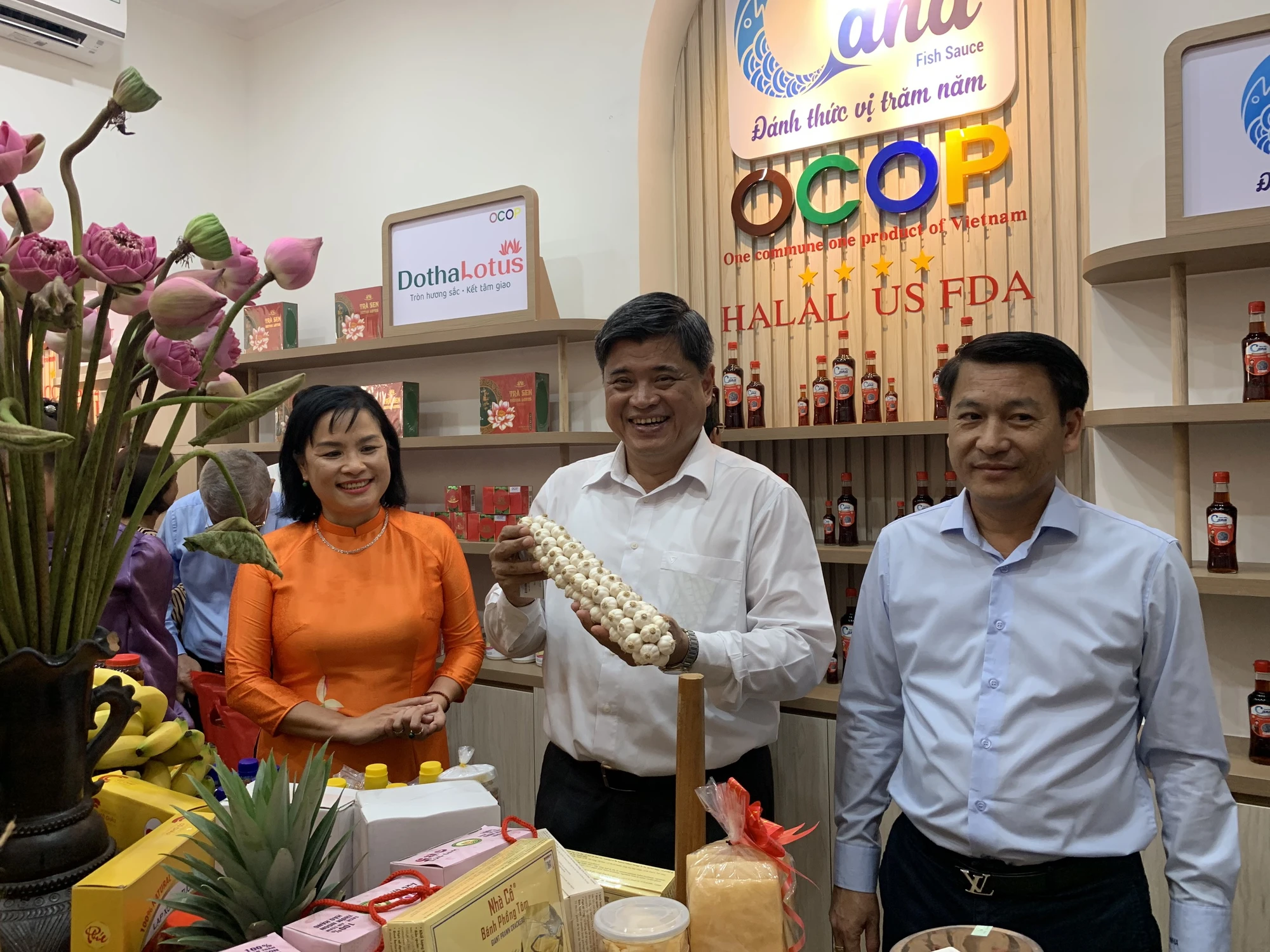 Thứ trưởng Bộ NN&amp;PTNT cùng Hiệu trưởng trường ĐH KHXH&amp;NV tham quan Không gian OCOP Nhân văn. Ảnh: Minh Trí