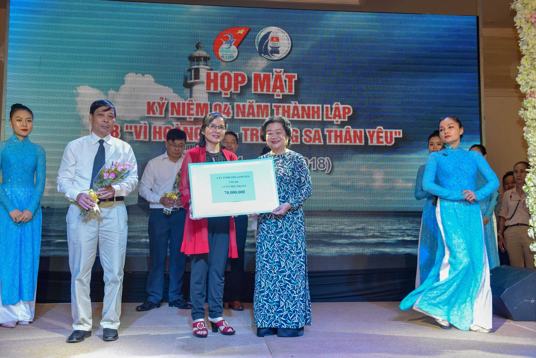 4 nam CLB HS-TS.jpg