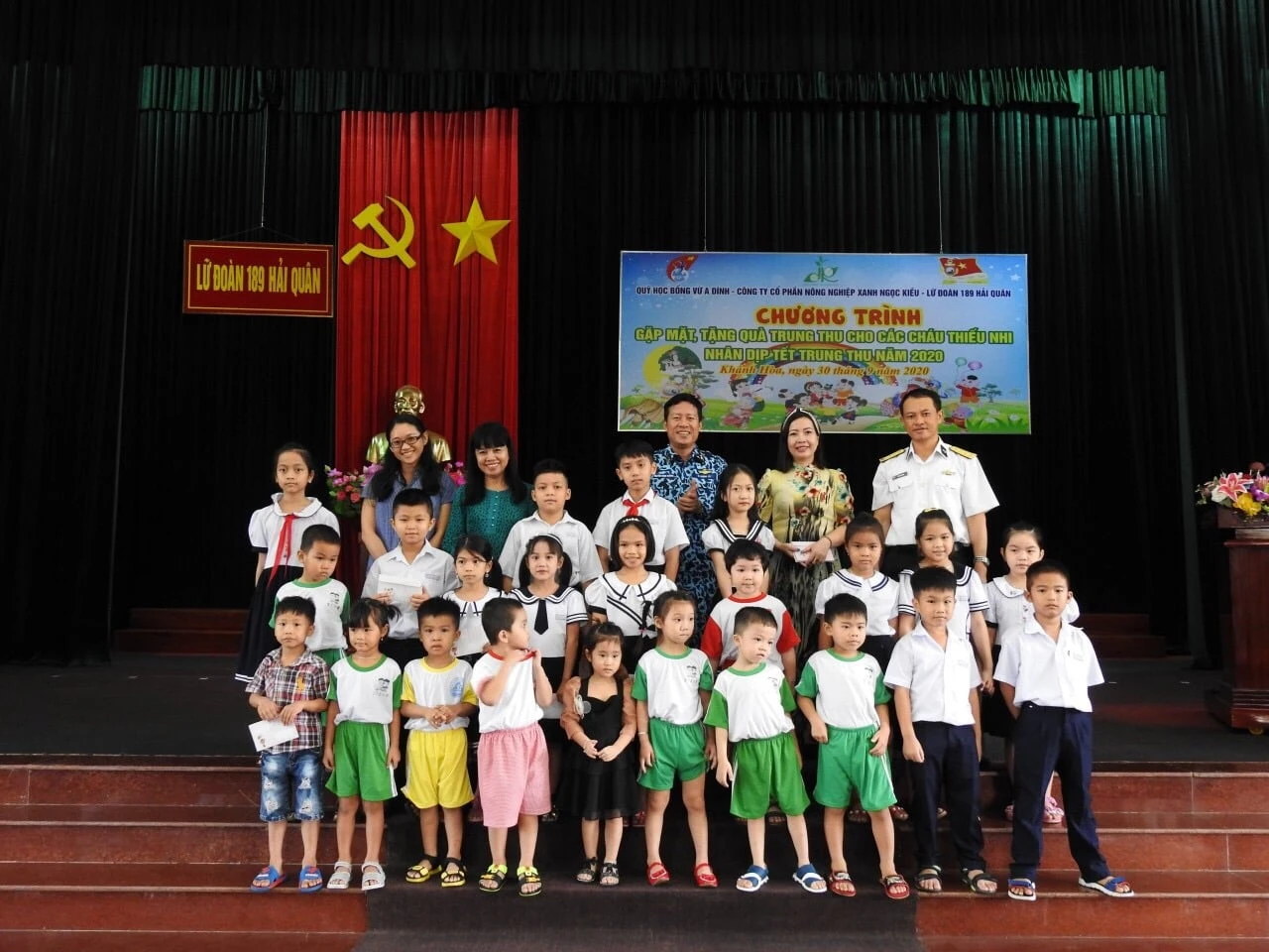 CLB tang qua 2020.jpg