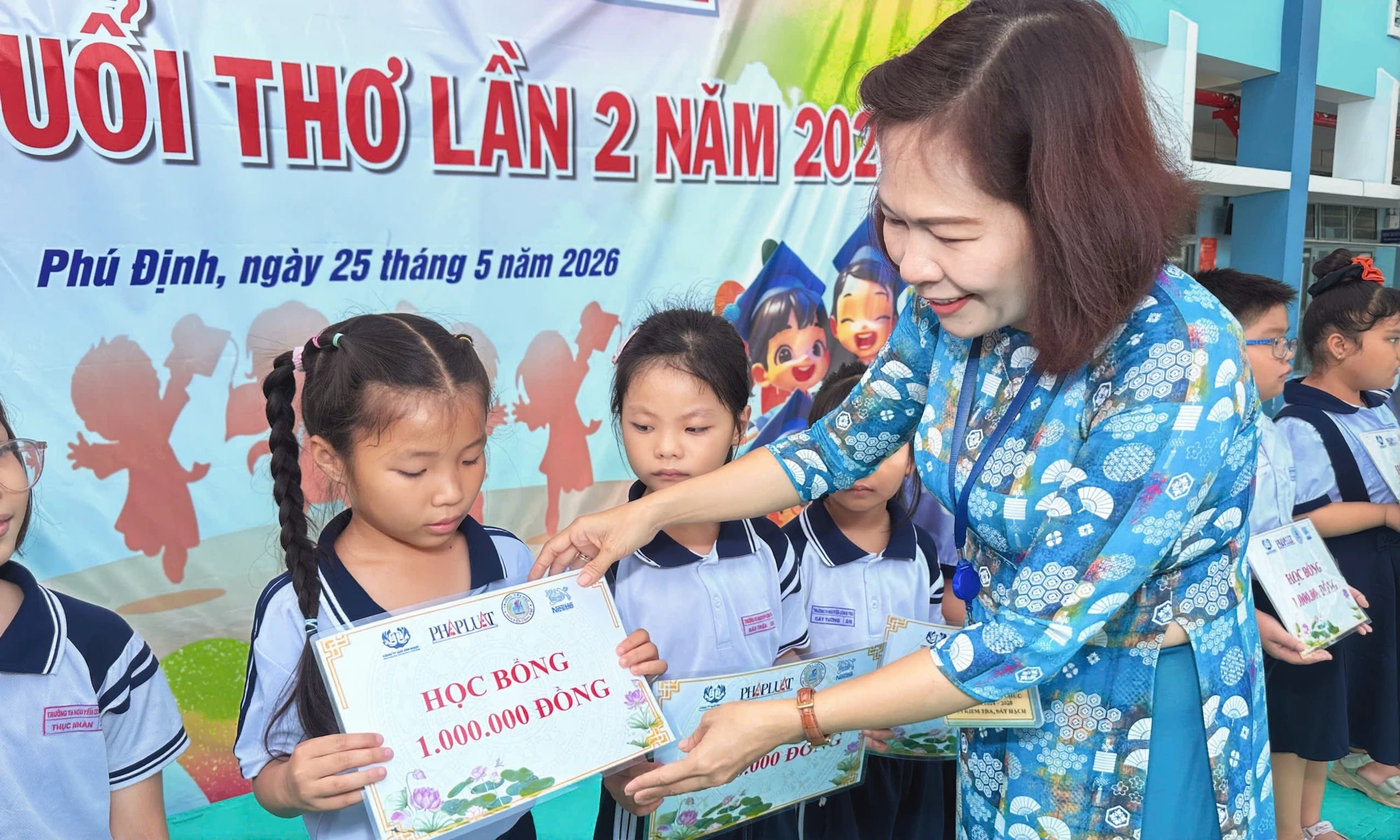Cô Phùng Lê Diệu Hạnh, Hiệu trưởng trường tiểu học Nguyễn Công Trứ, trao học bổng cho các em học sinh. 1000034006.jpg